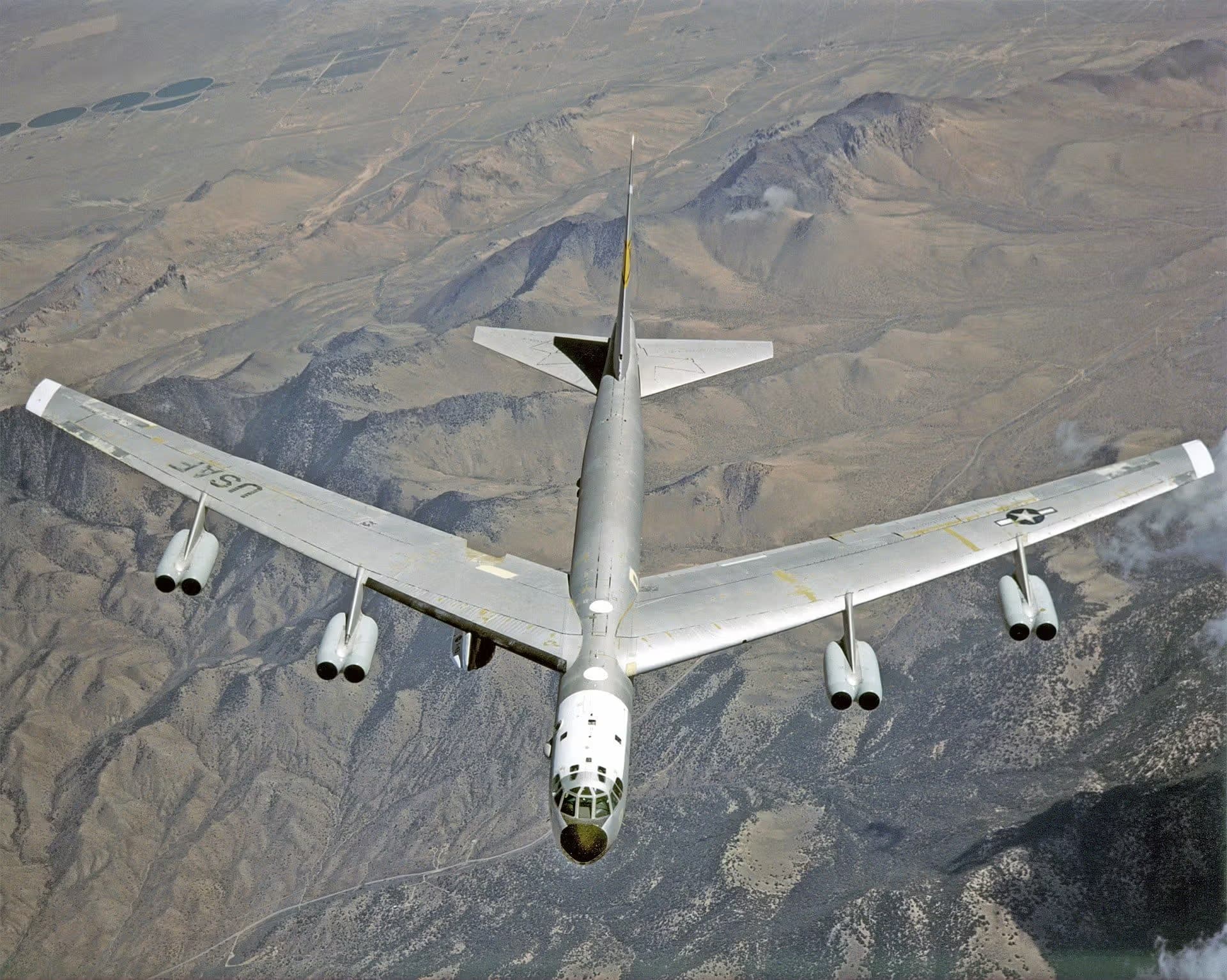 Unidentified — Twin-engine aircraft