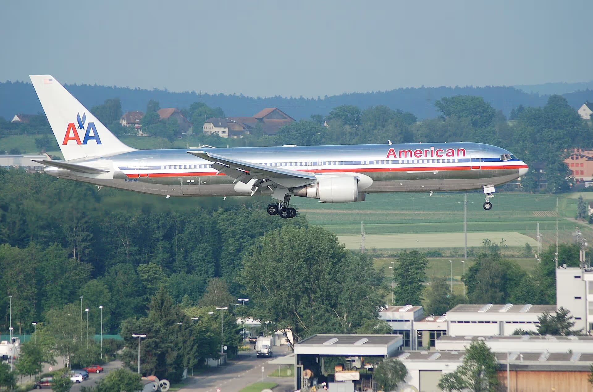 N381AN — Twin-engine aircraft