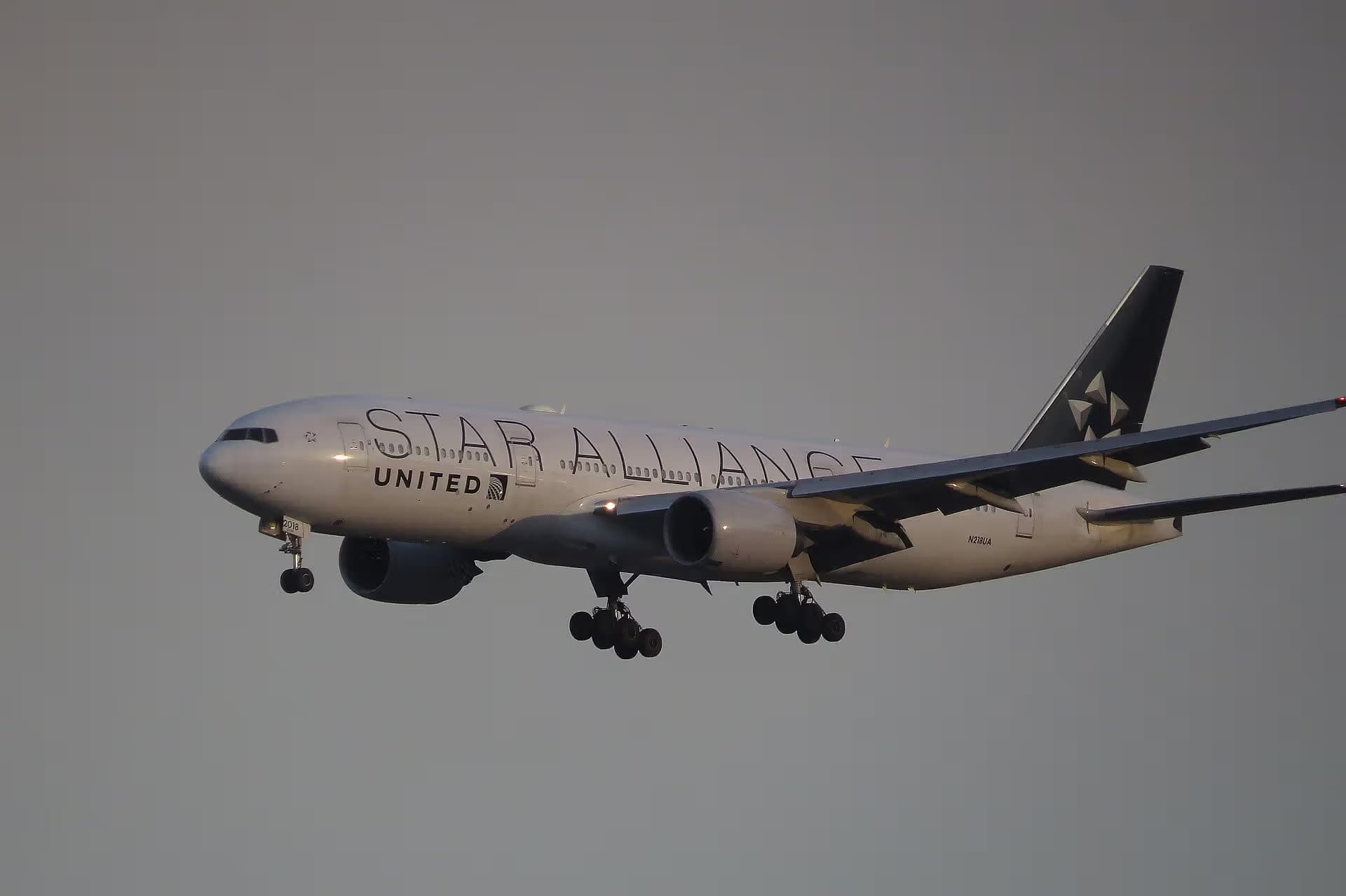 N218UA — Twin-engine aircraft
