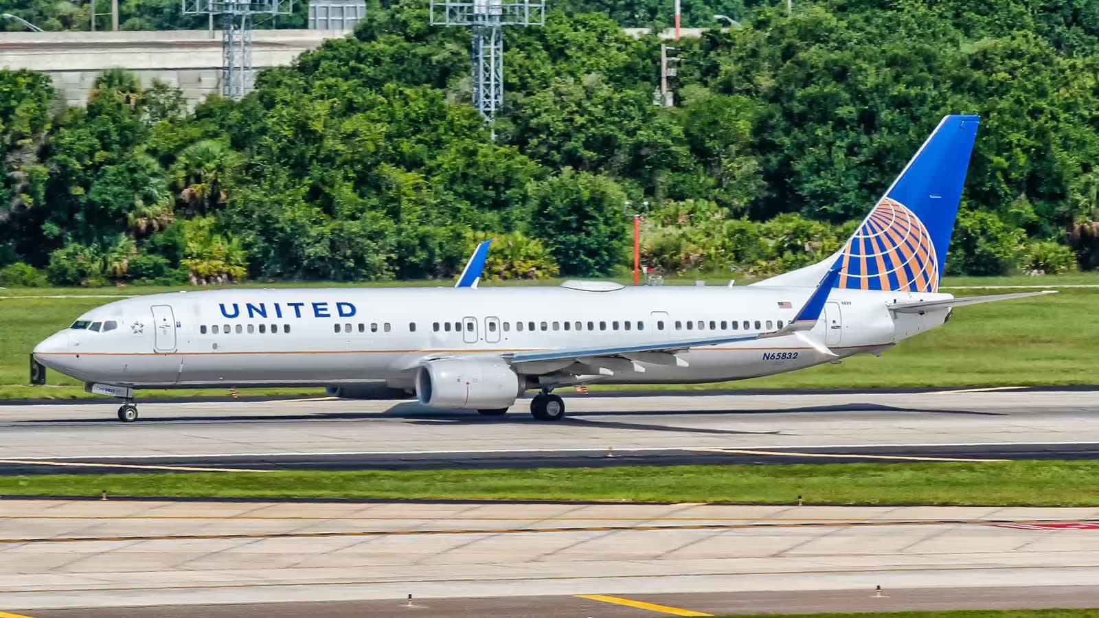 N65832 — Twin-engine aircraft