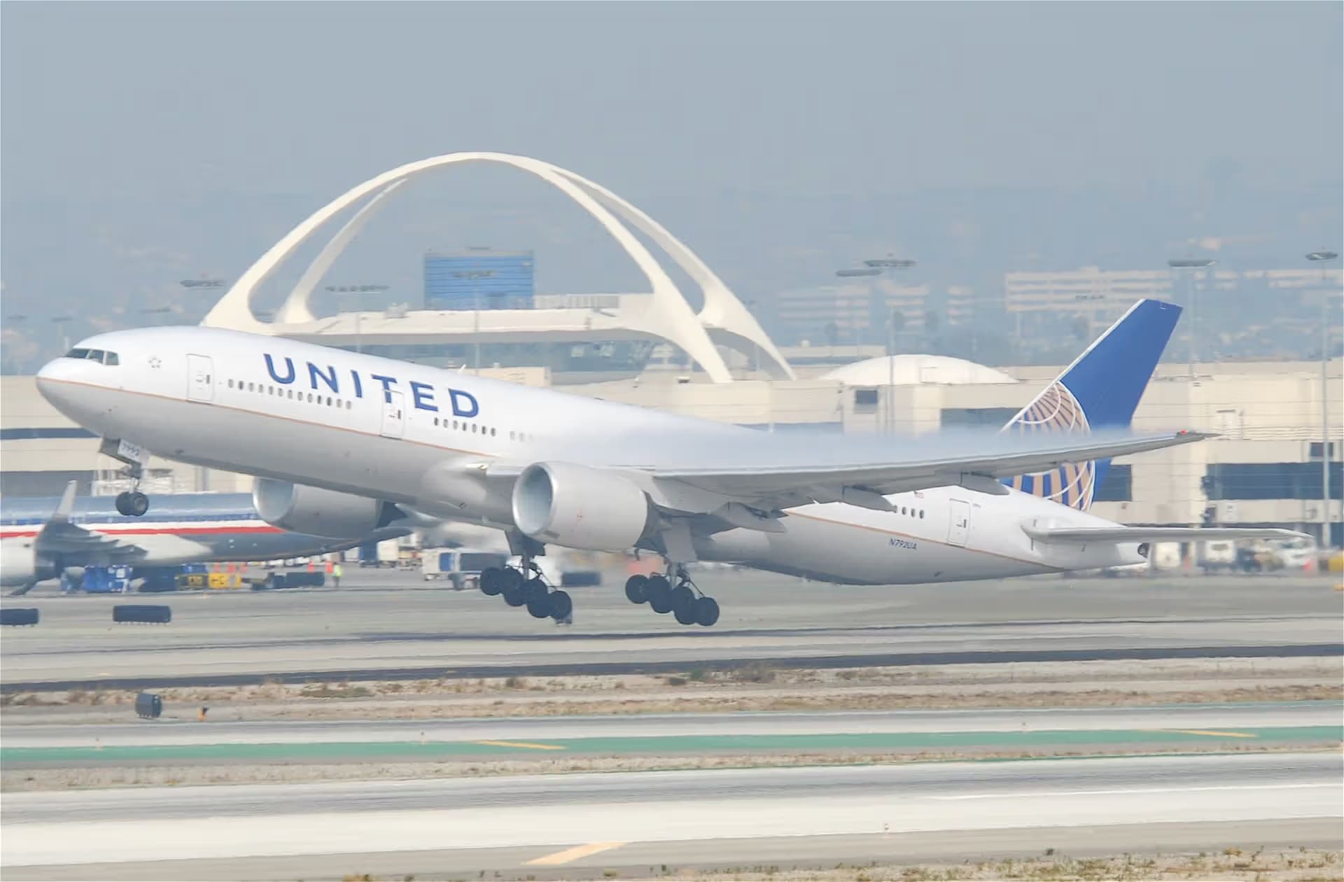 N792UA — Twin-engine aircraft