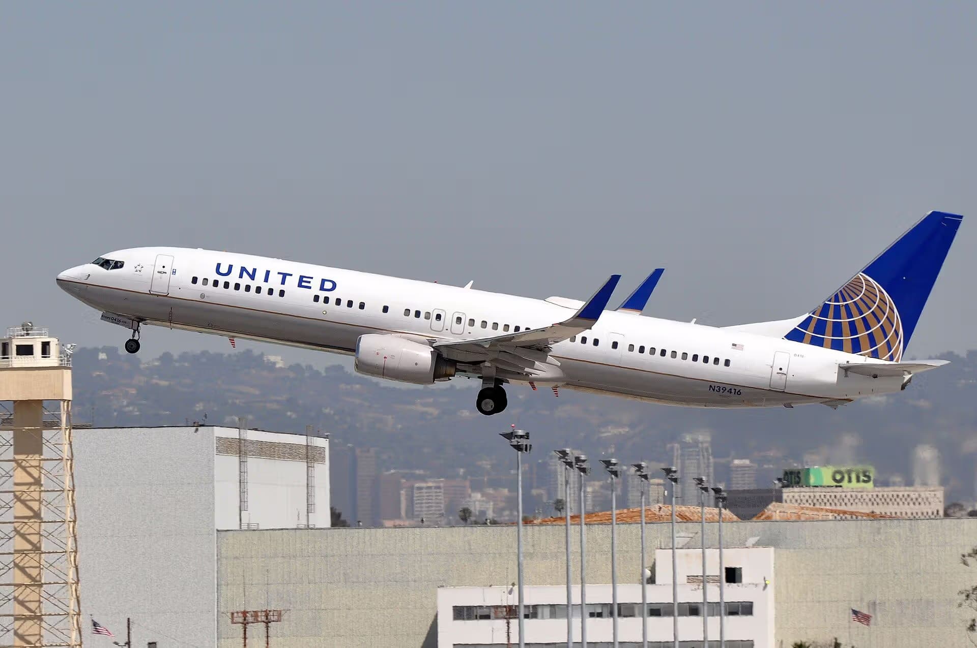 N39416 — Twin-engine aircraft