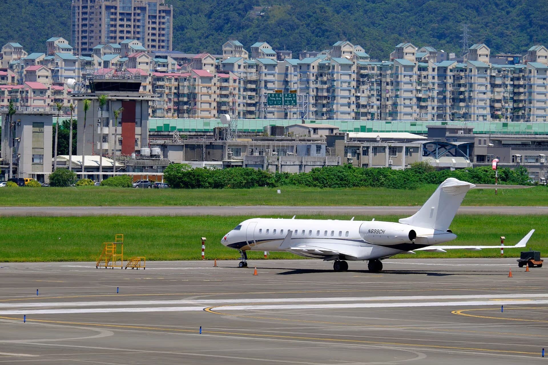 N899CH — Business jet
