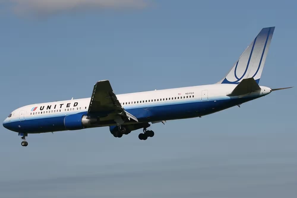 N641UA — Twin-engine aircraft