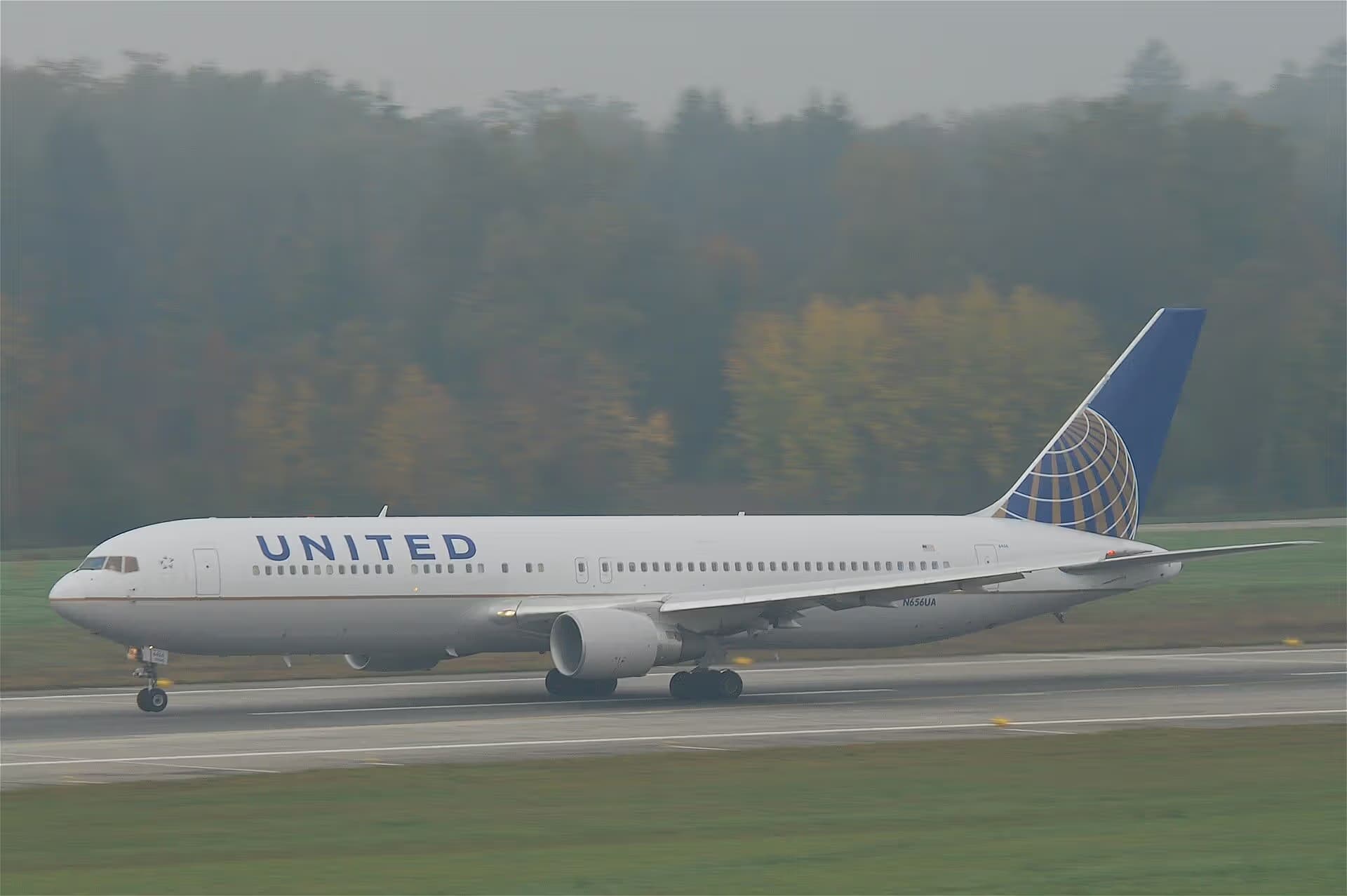 N656UA — Twin-engine aircraft