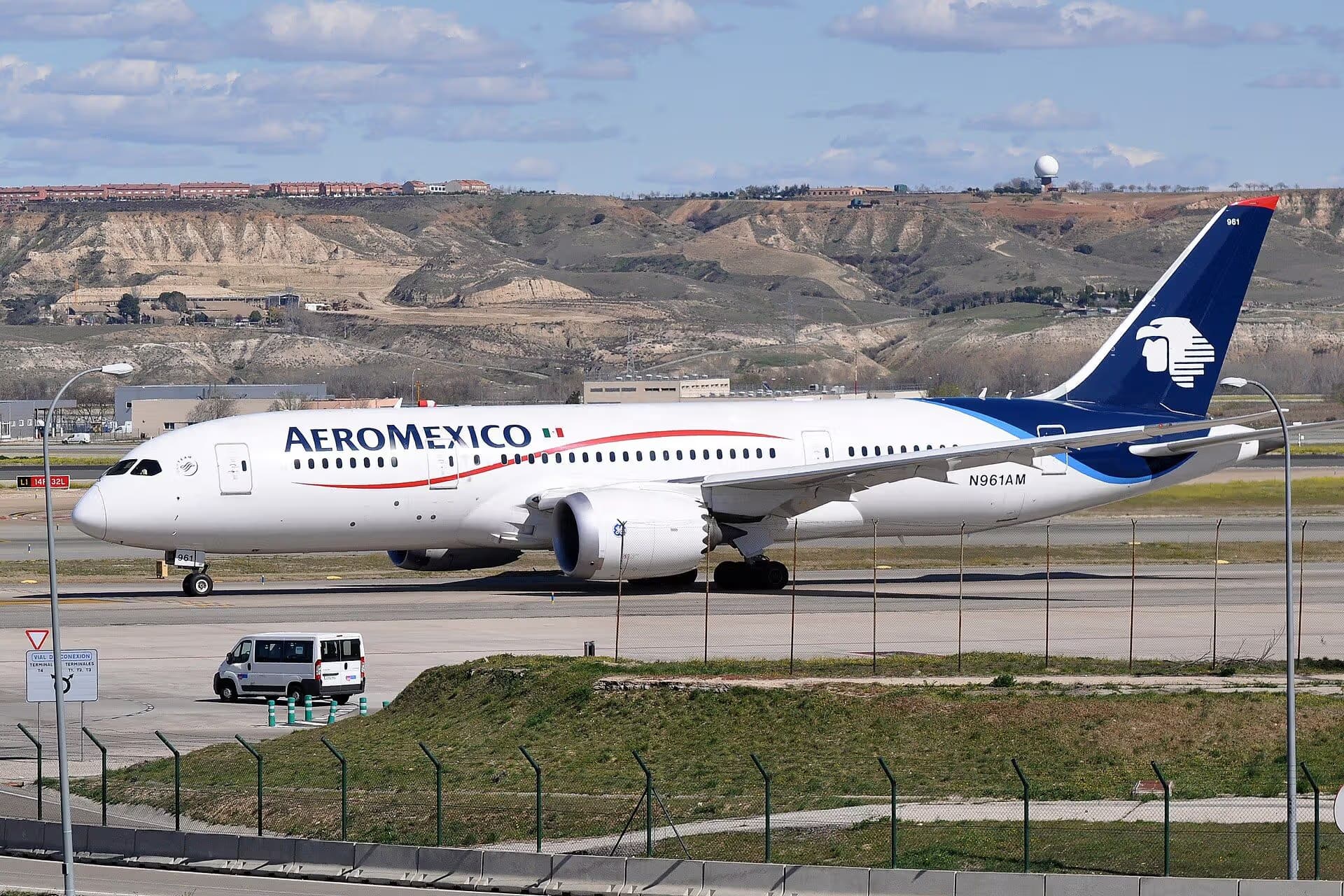 N961AM — Twin-engine aircraft