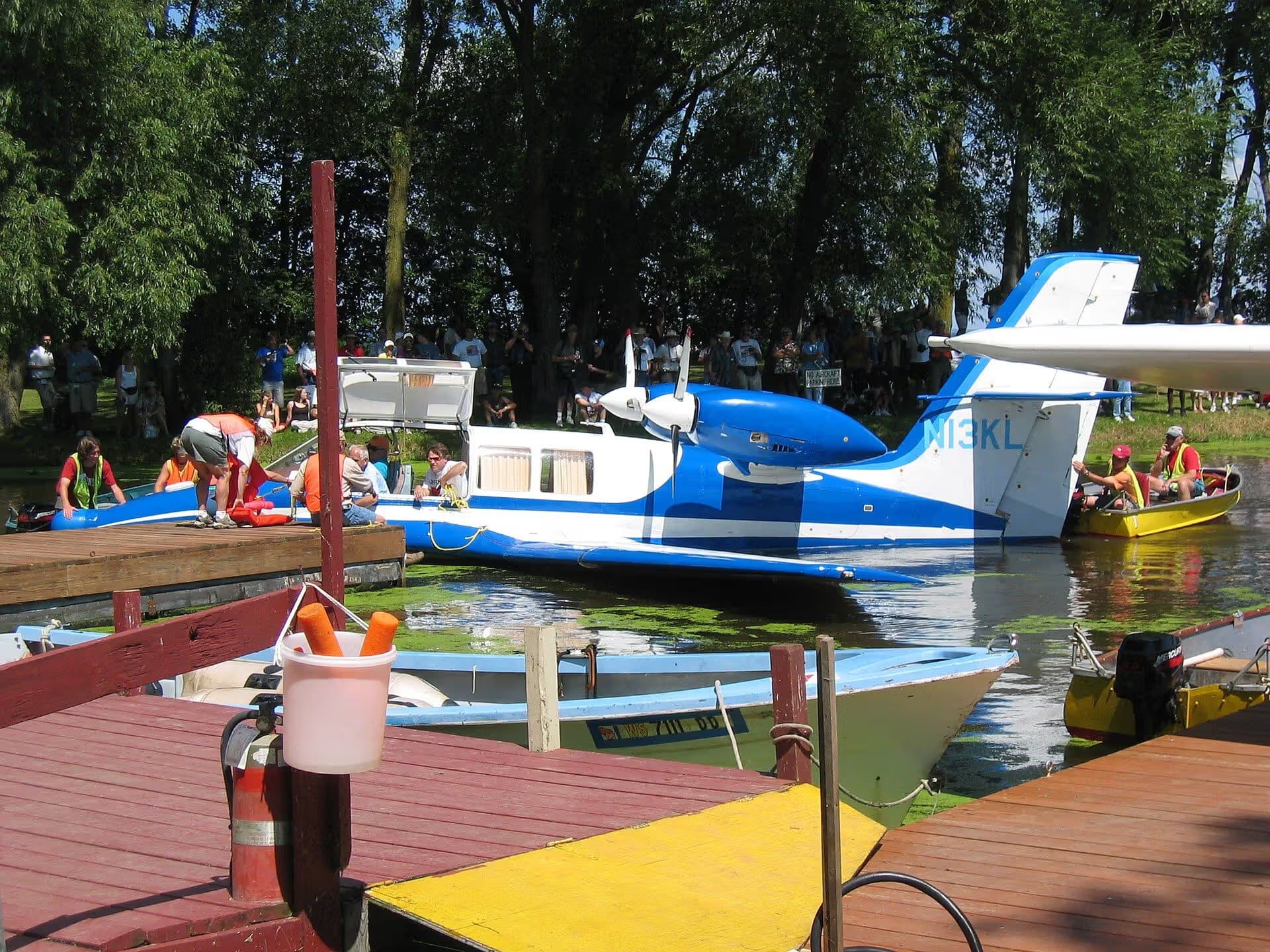 N13KL — Twin-engine aircraft