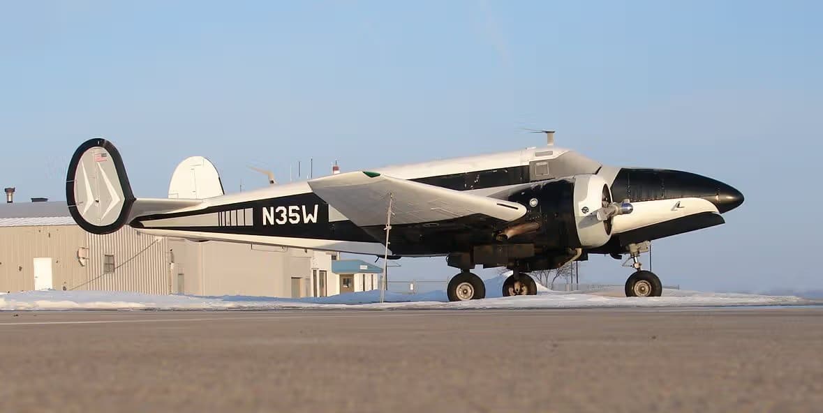 N35W — Twin-engine aircraft