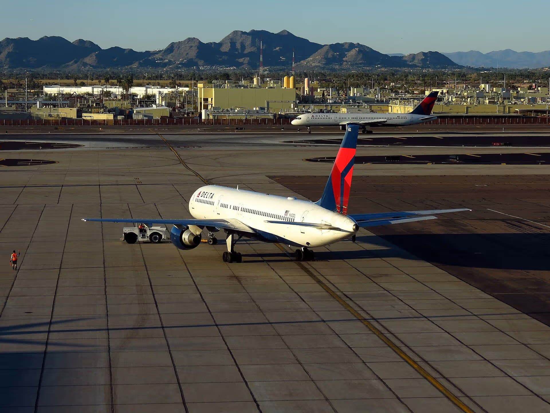 N652DL — Twin-engine aircraft
