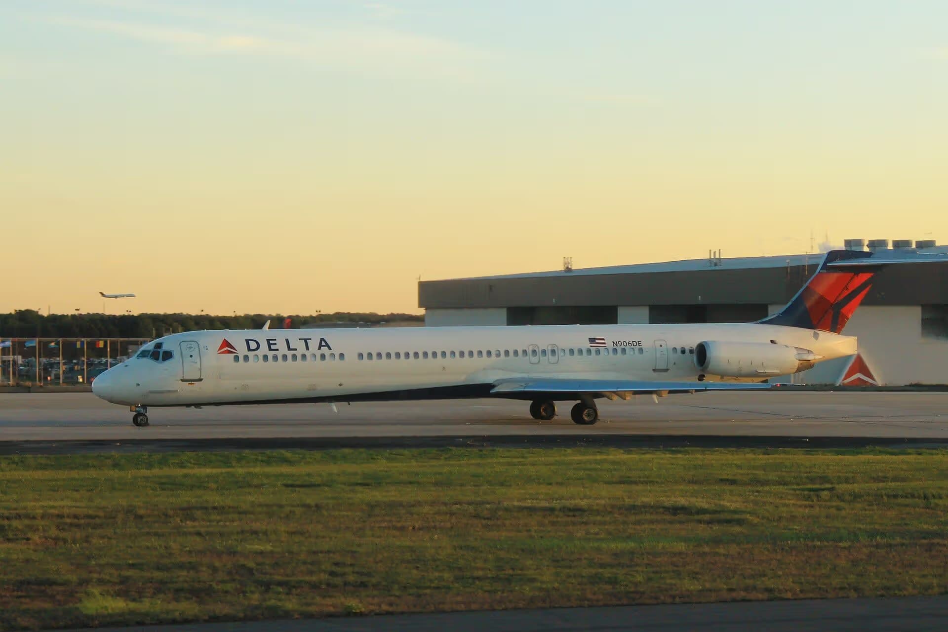 N906DE — Douglas