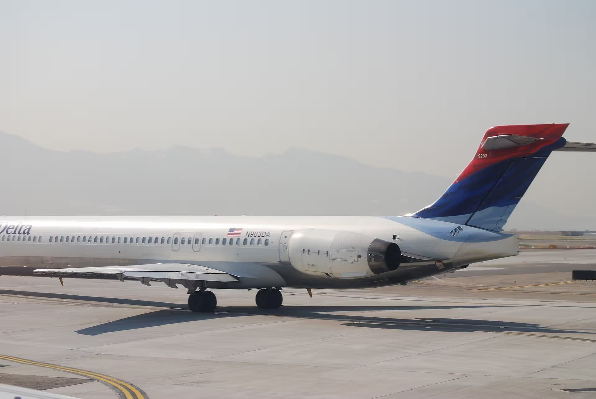 N903DA — Twin-engine aircraft