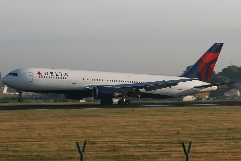 N394DL — Twin-engine aircraft