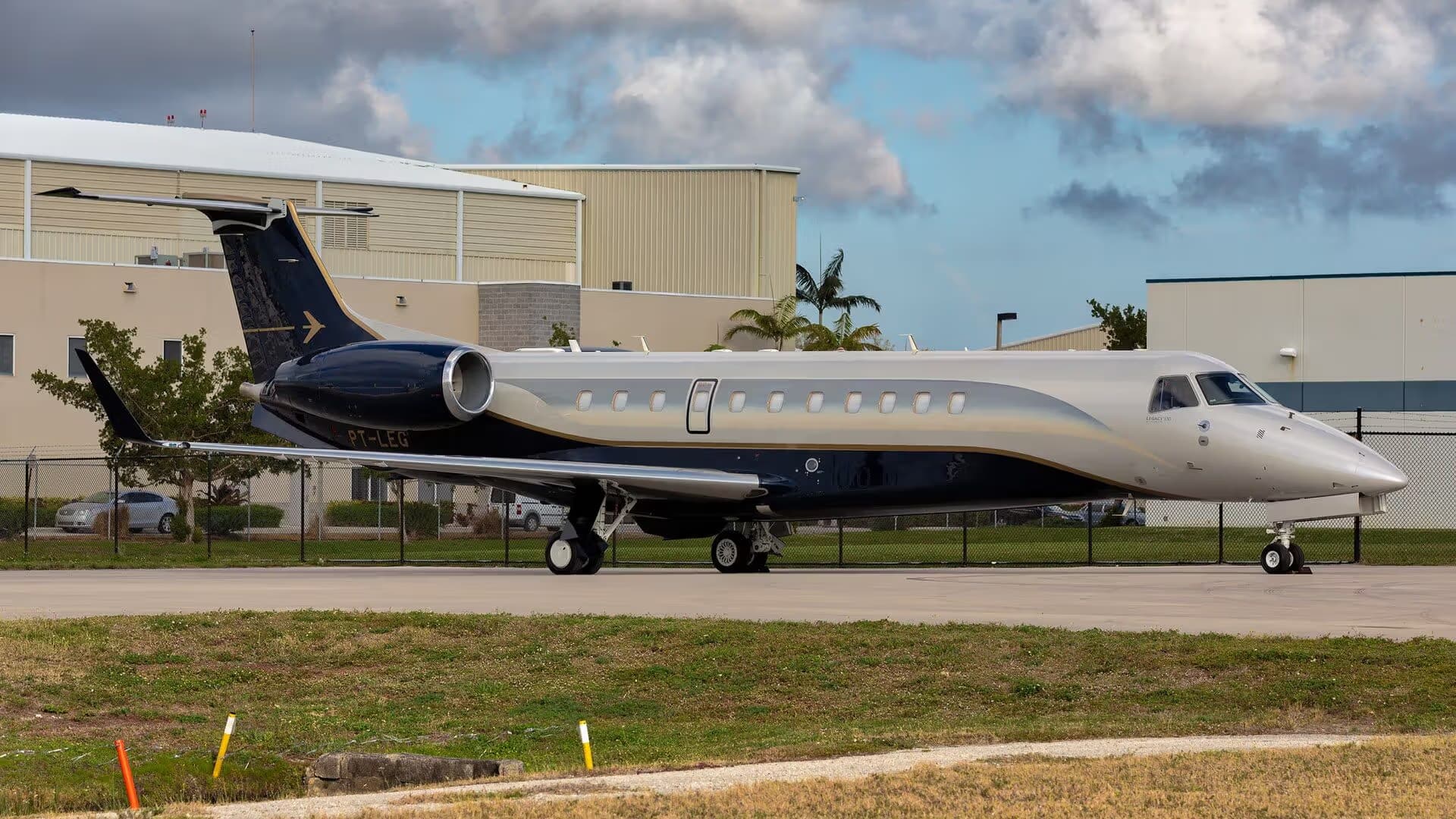 Unidentified — Business jet