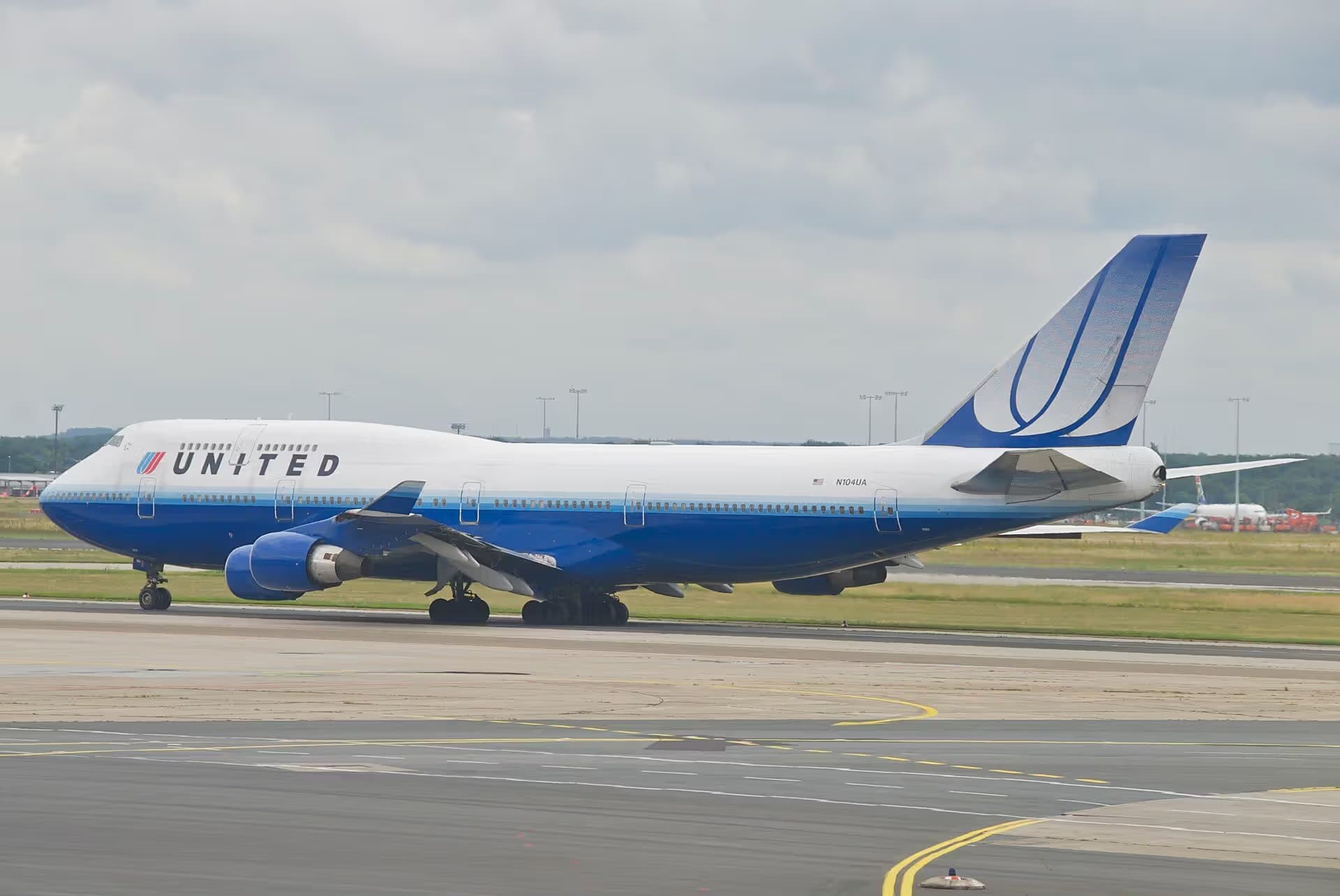 N104UA — Boeing