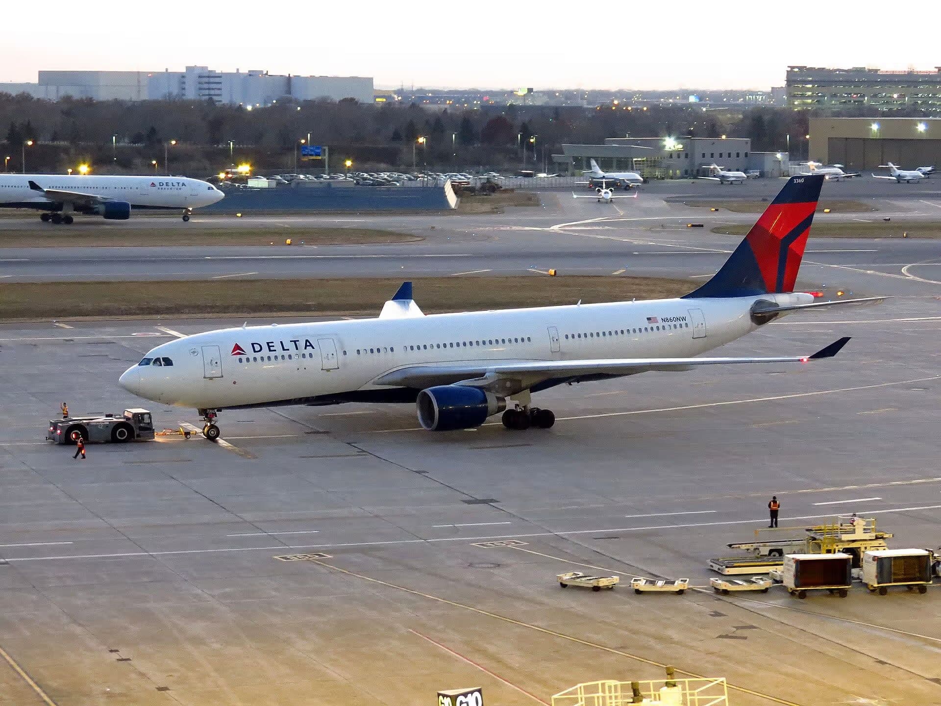 N860NW — Twin-engine aircraft