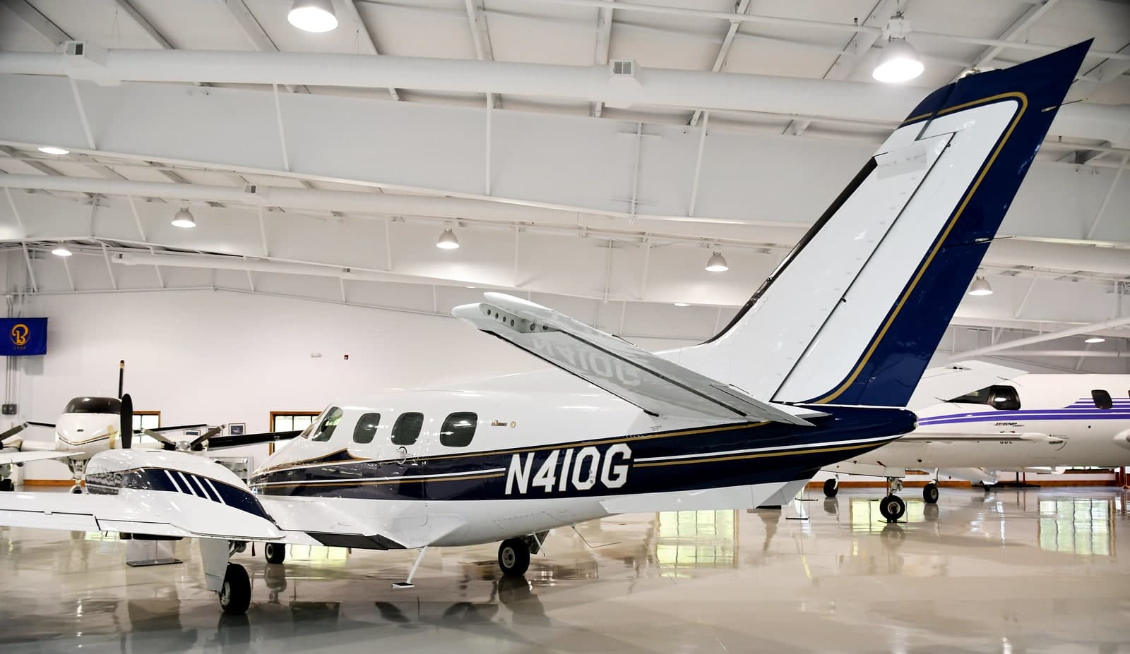 N410G — Twin-engine aircraft