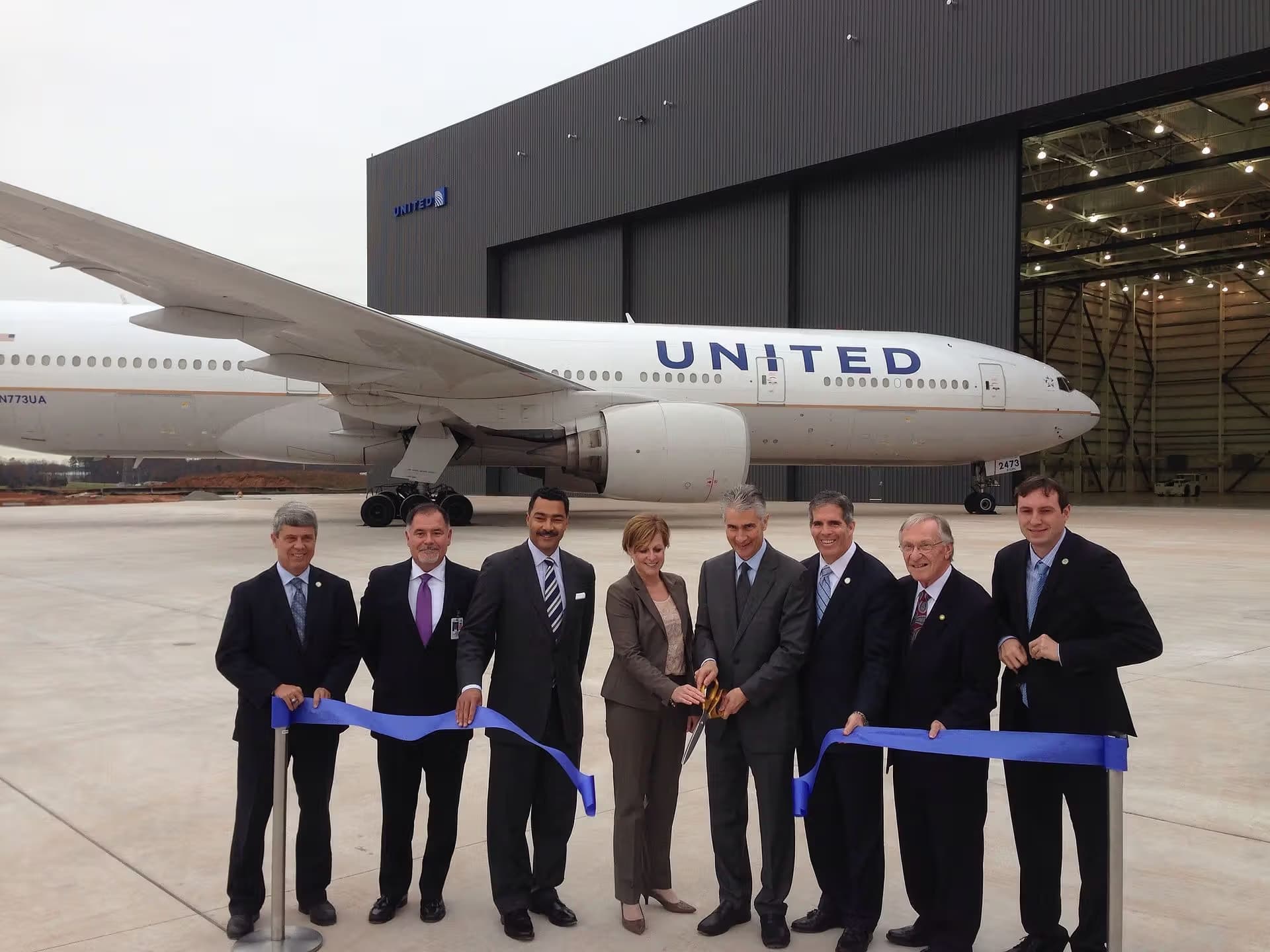 N773UA — Twin-engine aircraft