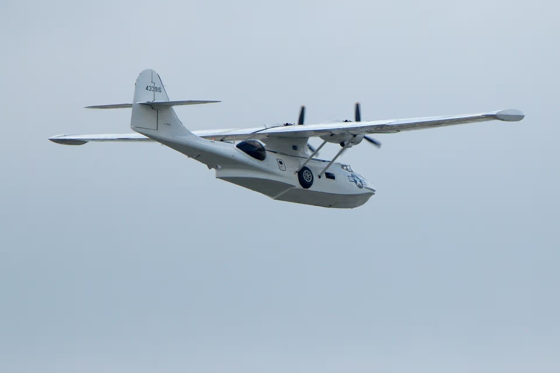 Unidentified — Twin-engine aircraft