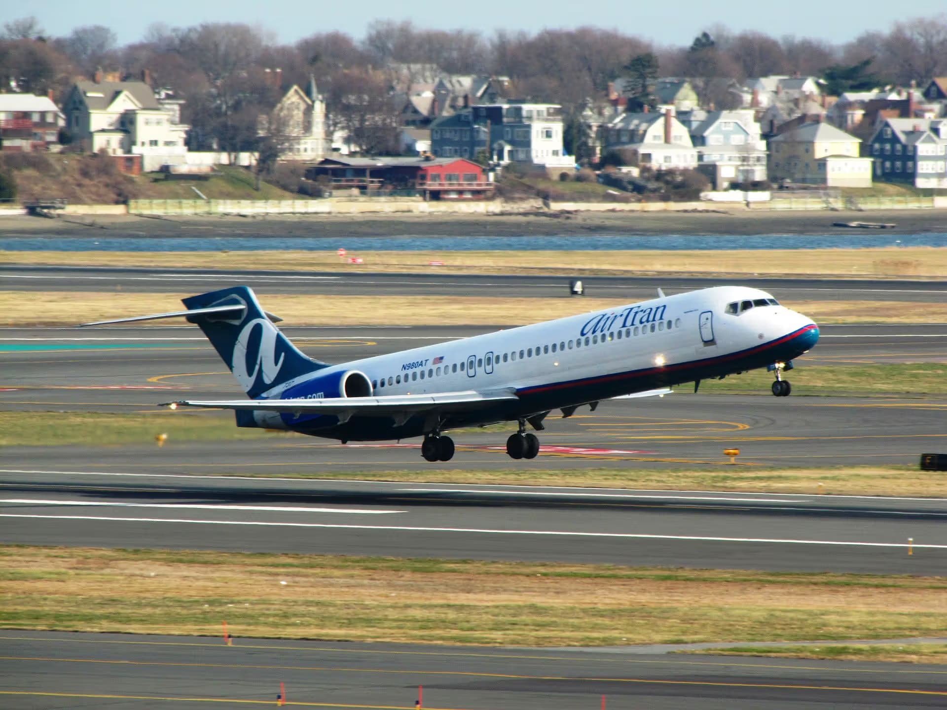 N980AT — Twin-engine aircraft