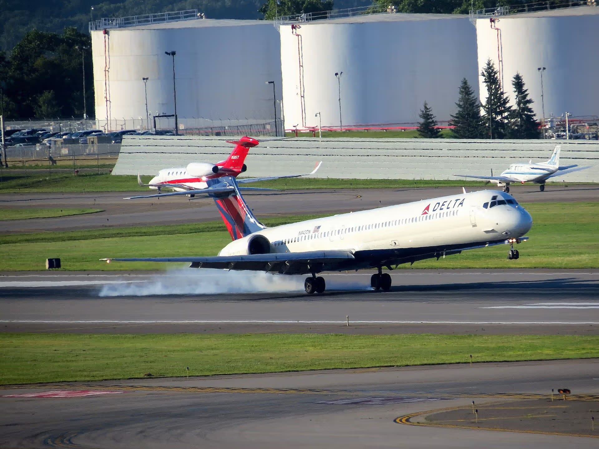 N942DN — Twin-engine aircraft