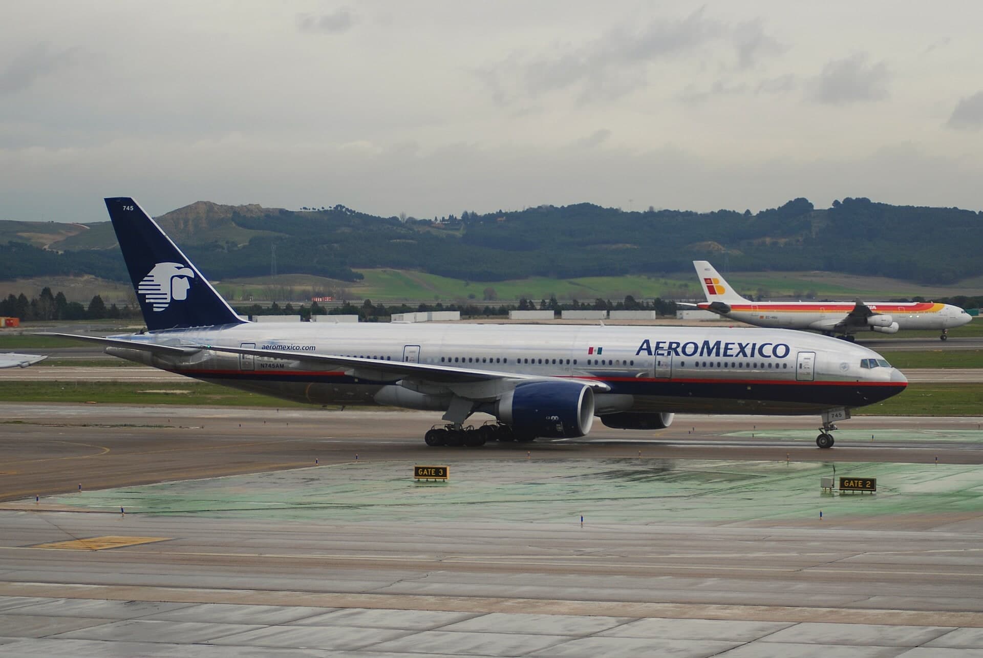 N745AM — Twin-engine aircraft