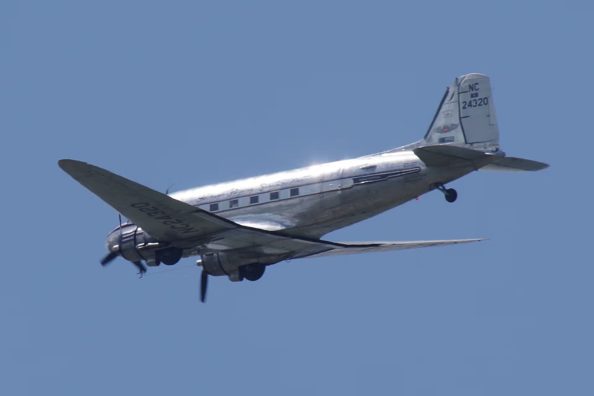 Unidentified — Twin-engine aircraft