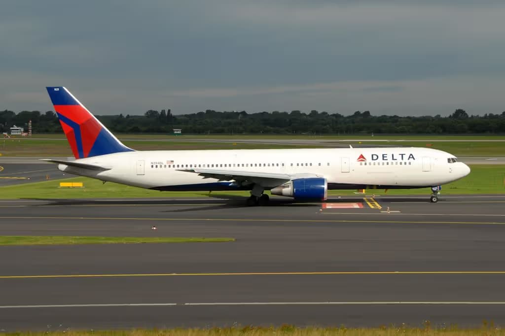 N394DL — Twin-engine aircraft