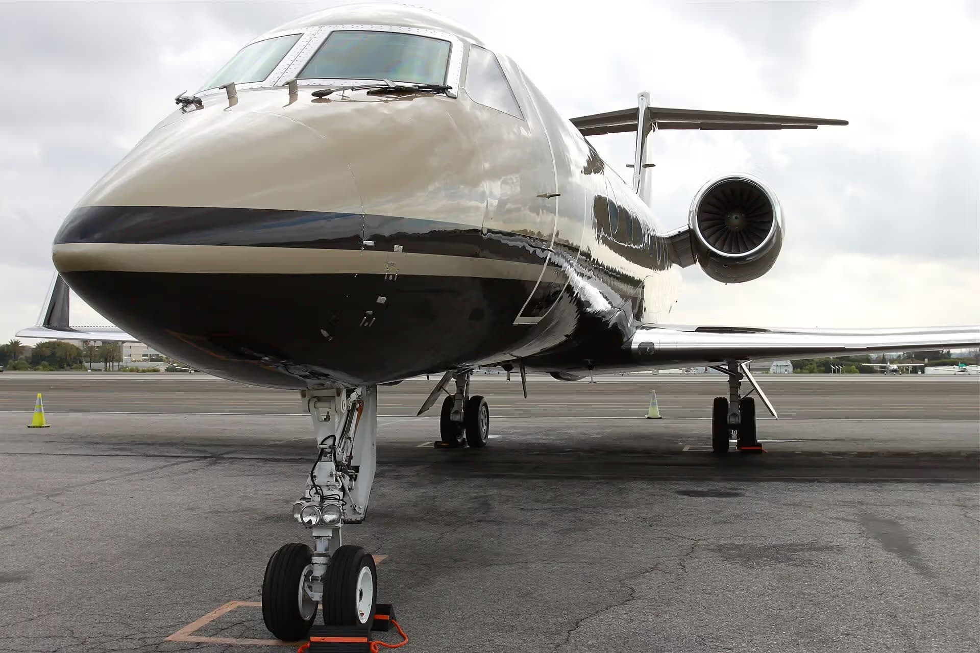 N7UF — Business jet