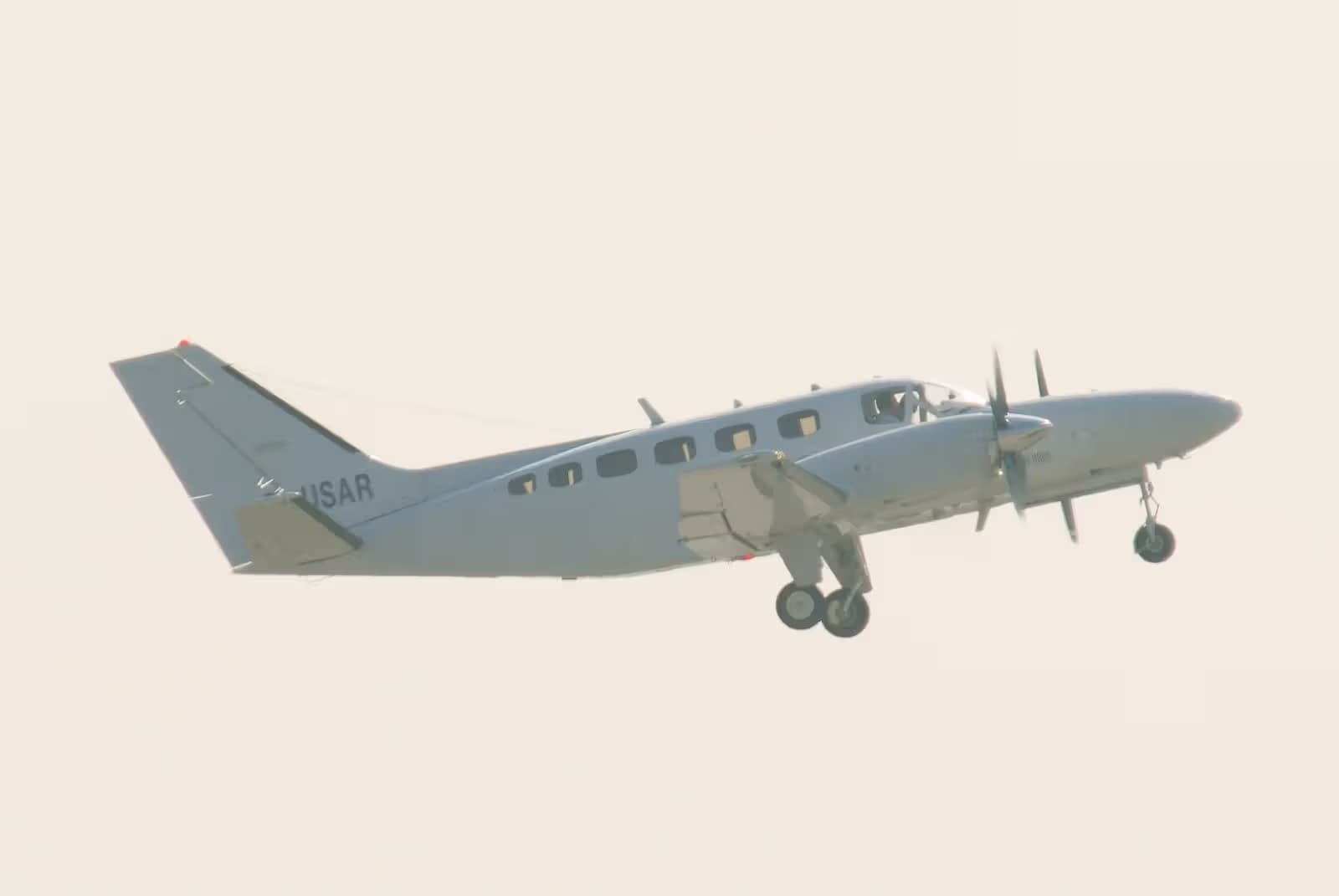 G-USAR — Twin-engine aircraft
