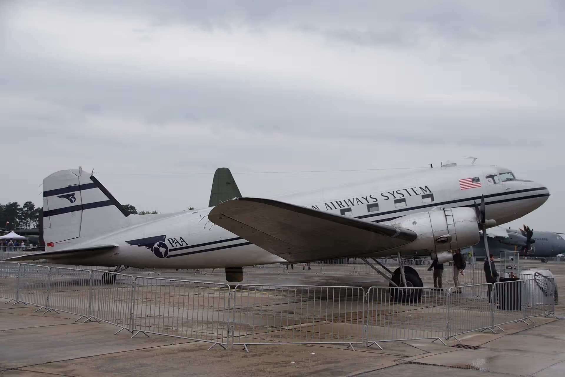 N877MG — Douglas