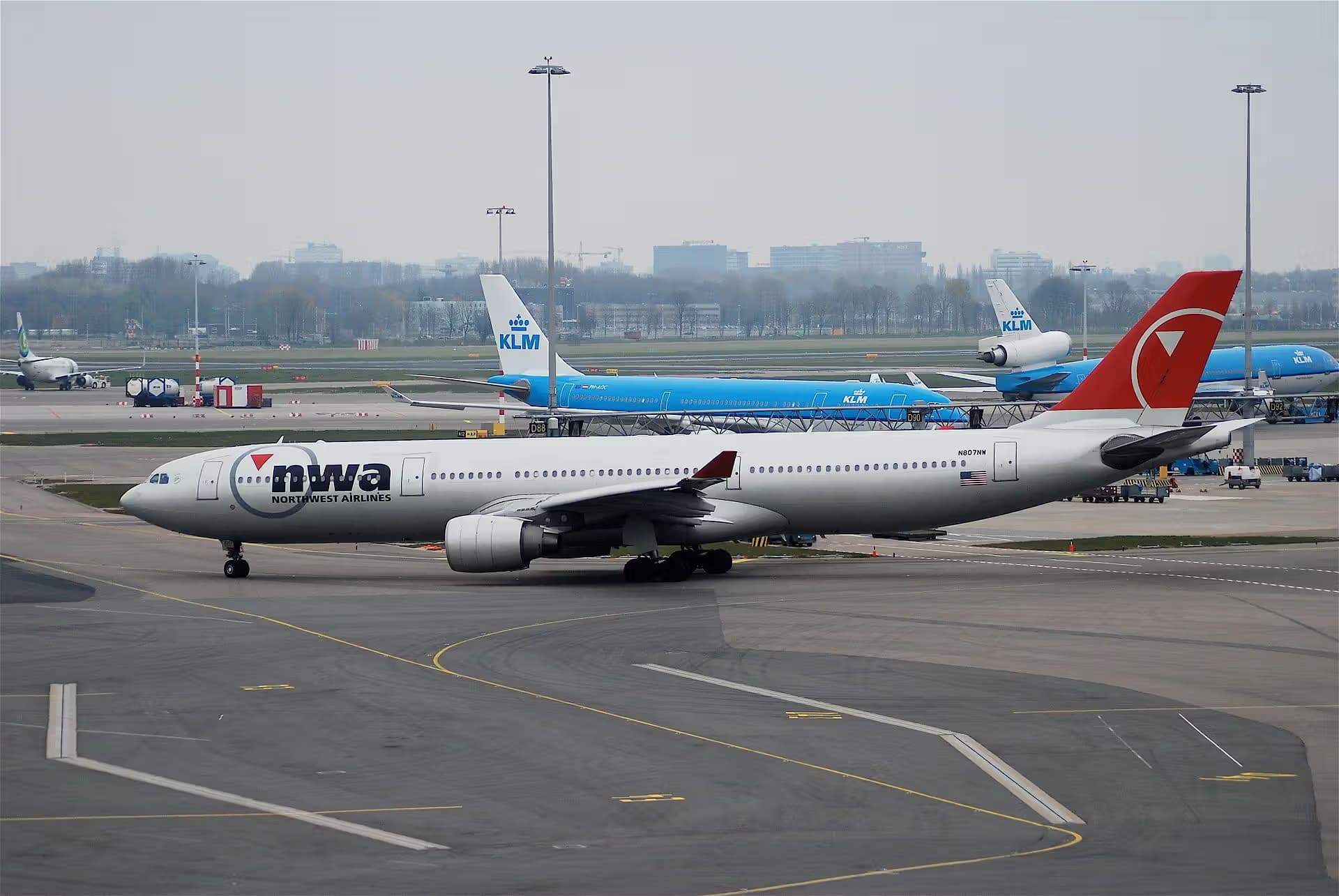 N807NW — Twin-engine aircraft