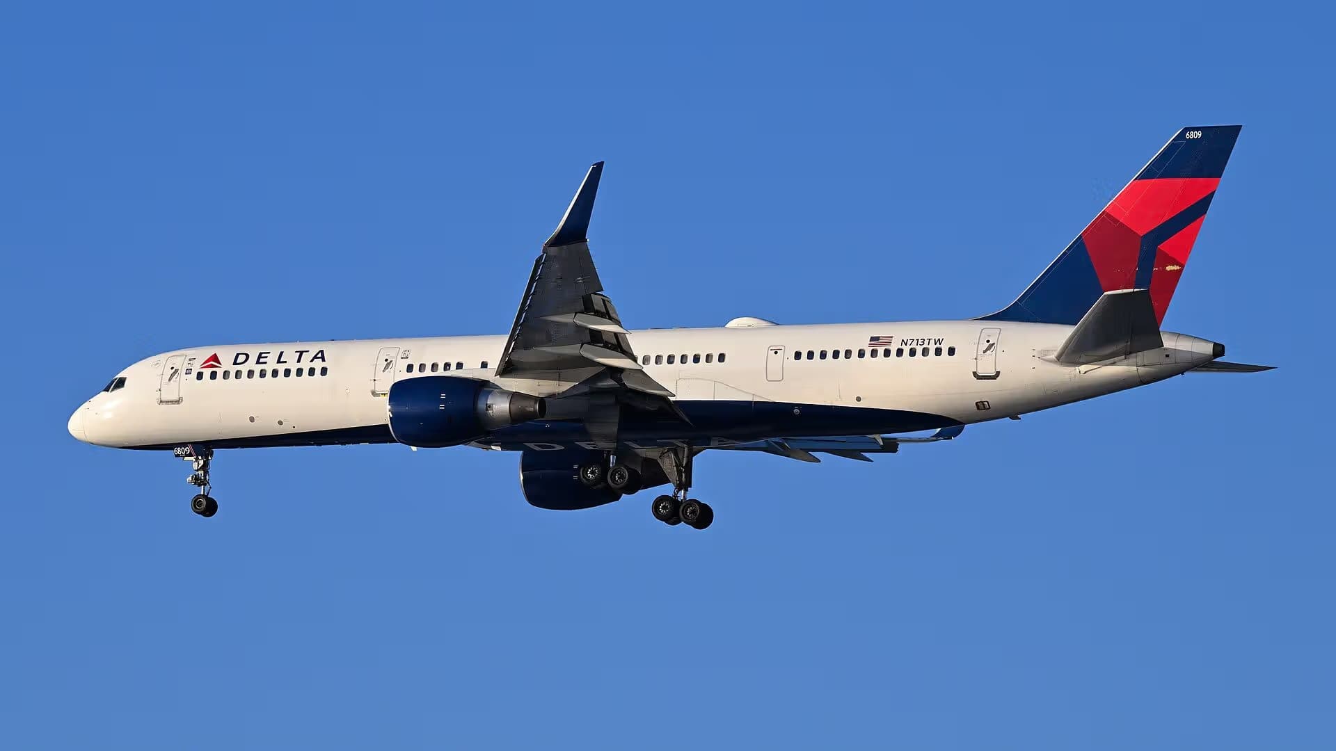 N713TW — Twin-engine aircraft