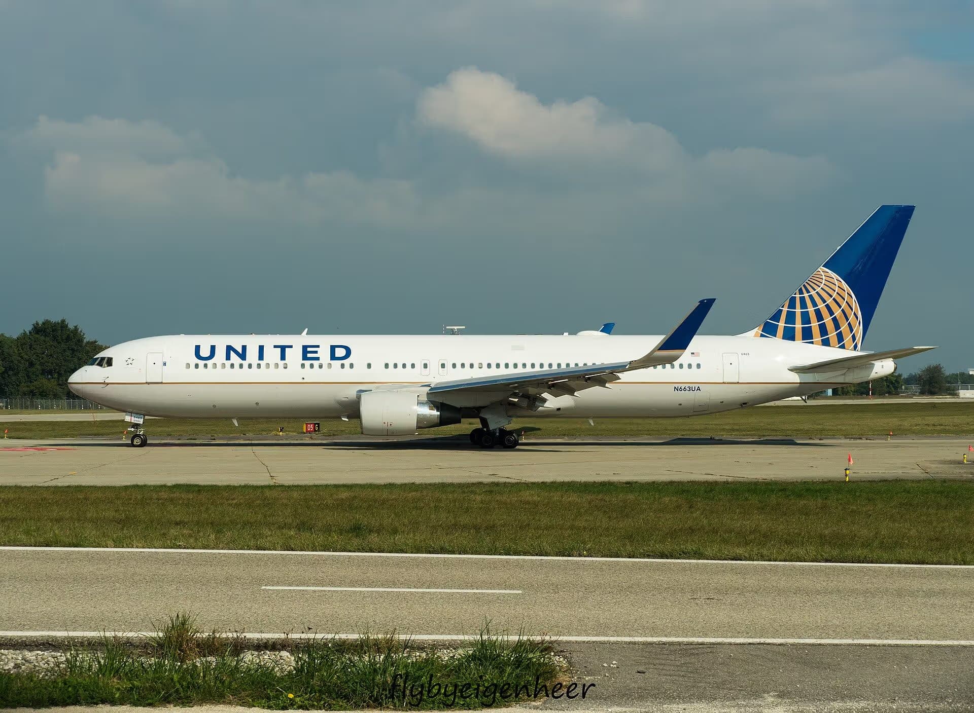 N663UA — Twin-engine aircraft