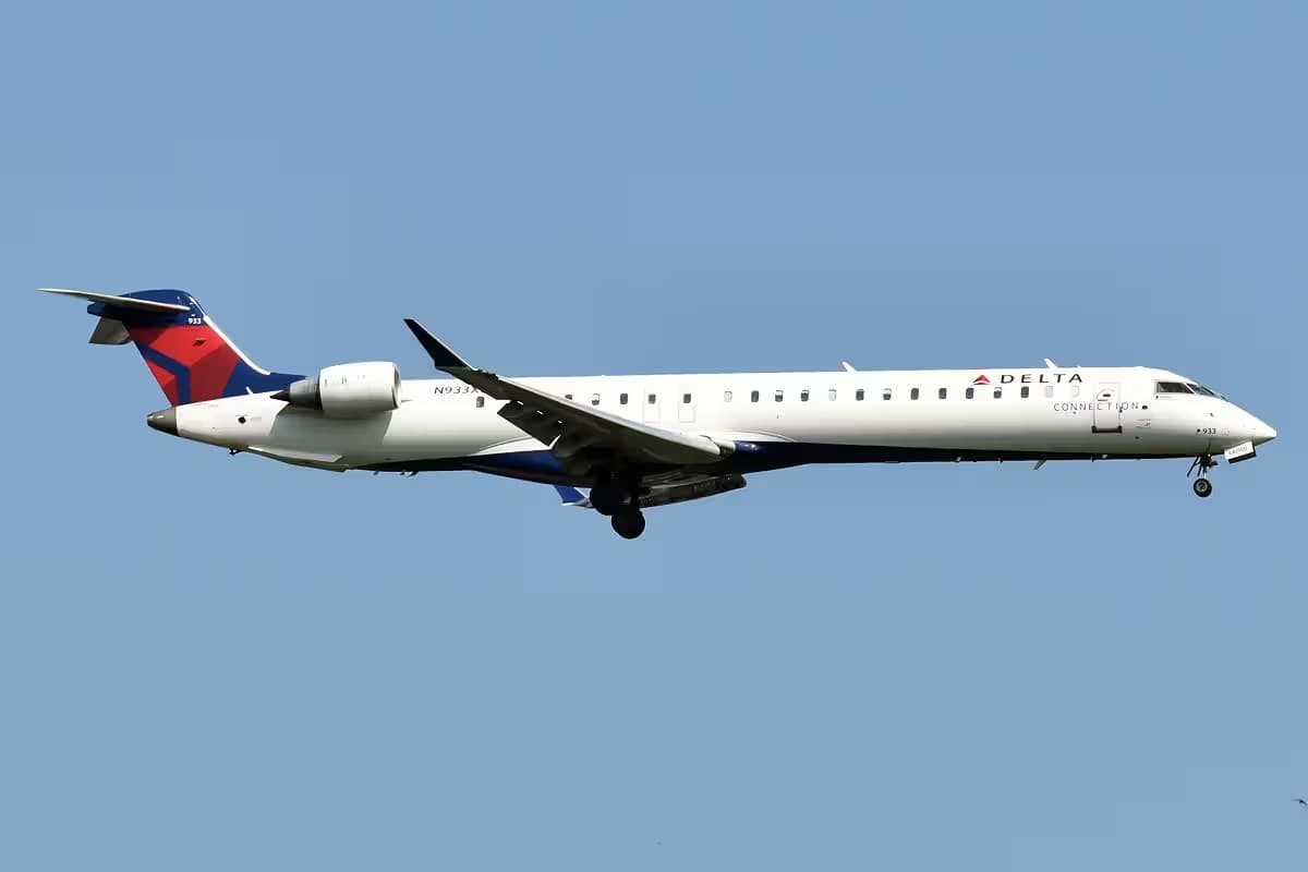 N933XJ — Twin-engine aircraft