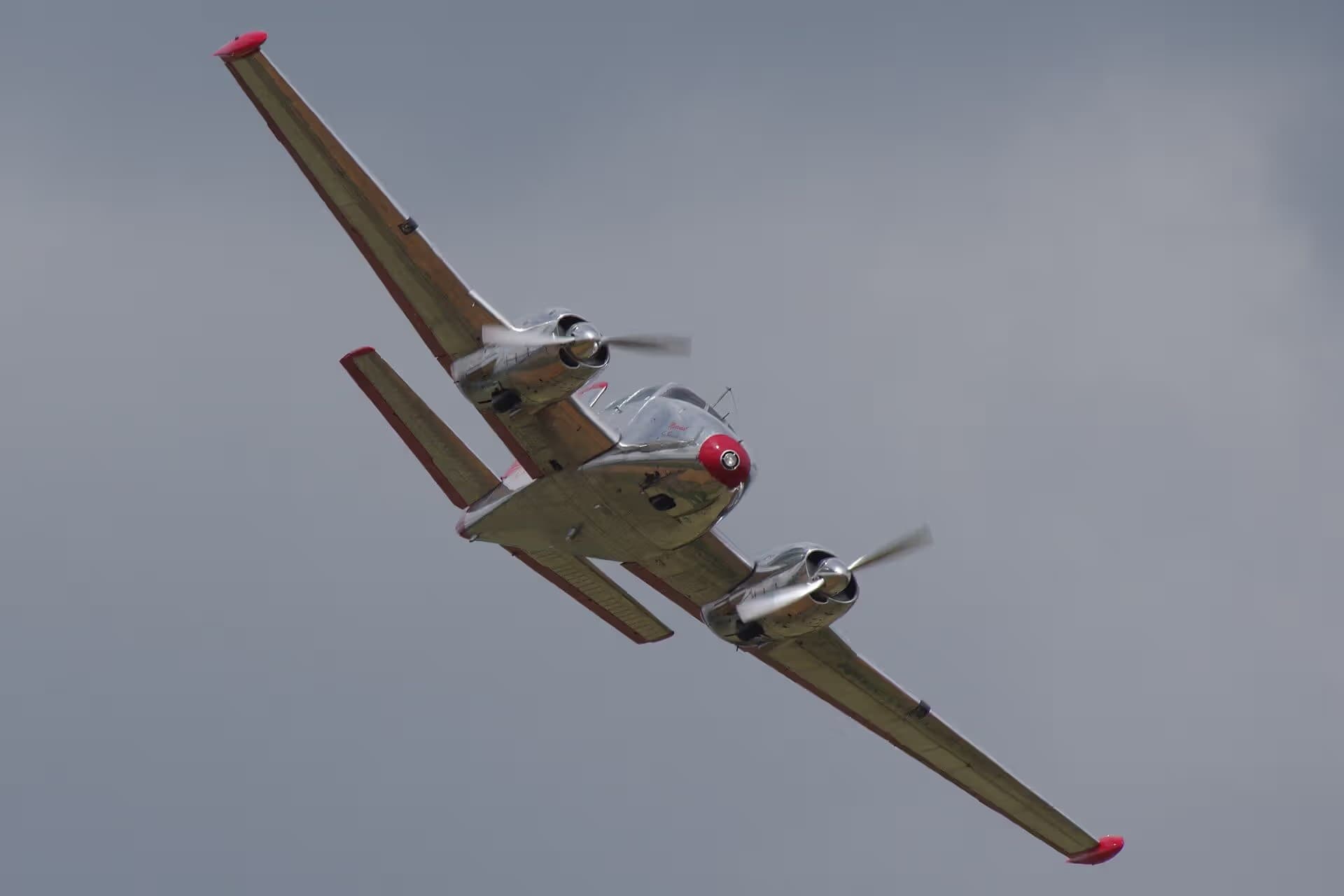 N3670B — Twin-engine aircraft