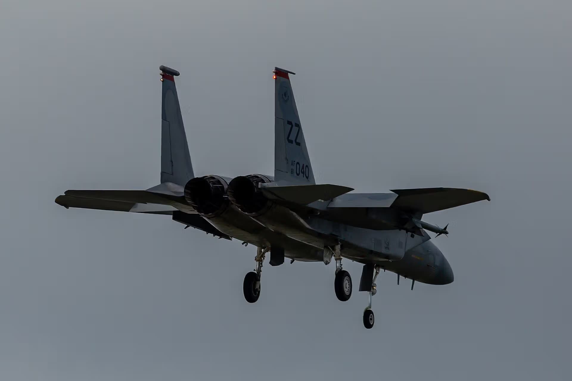 Unidentified — Twin-engine aircraft