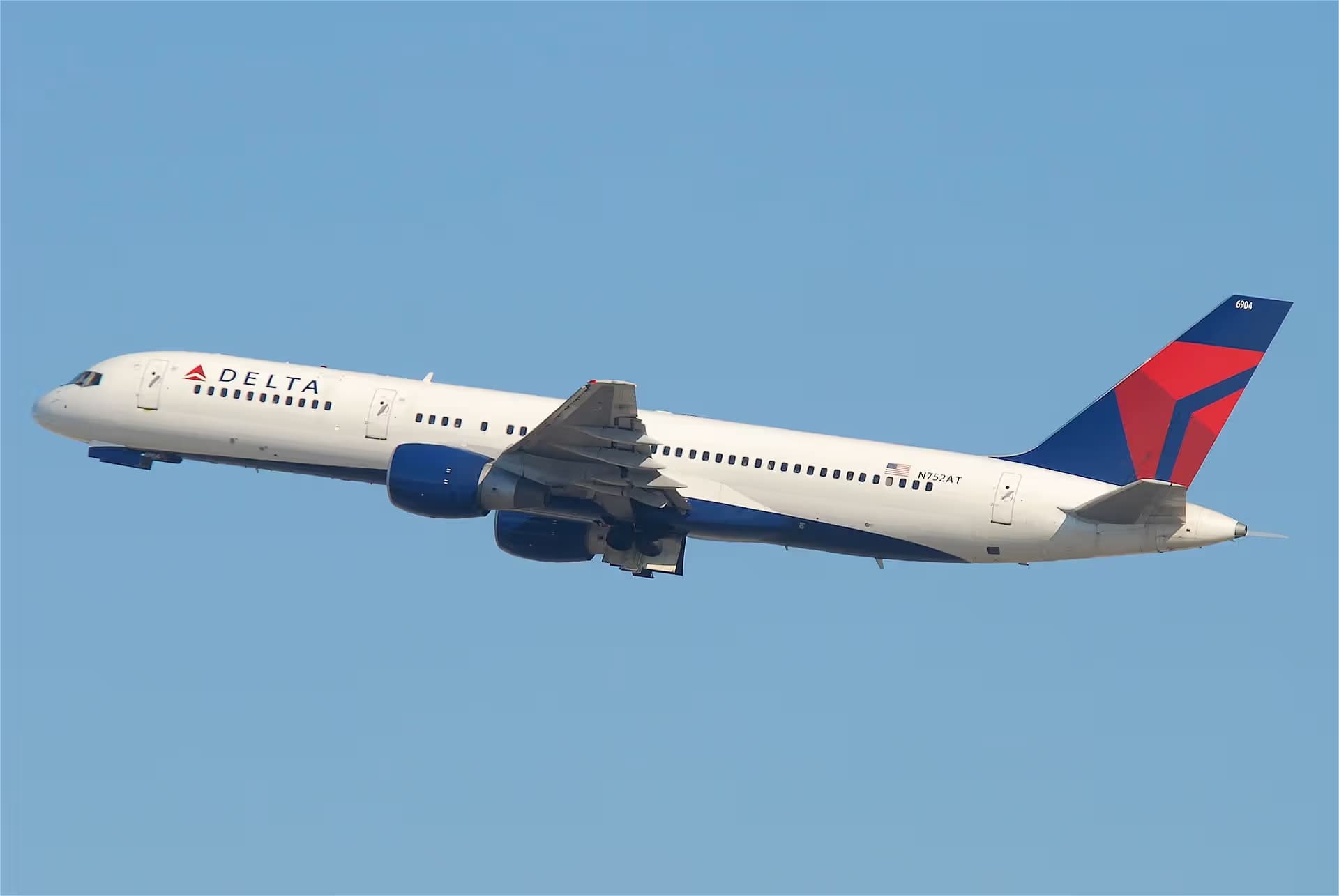 N752AT — Twin-engine aircraft