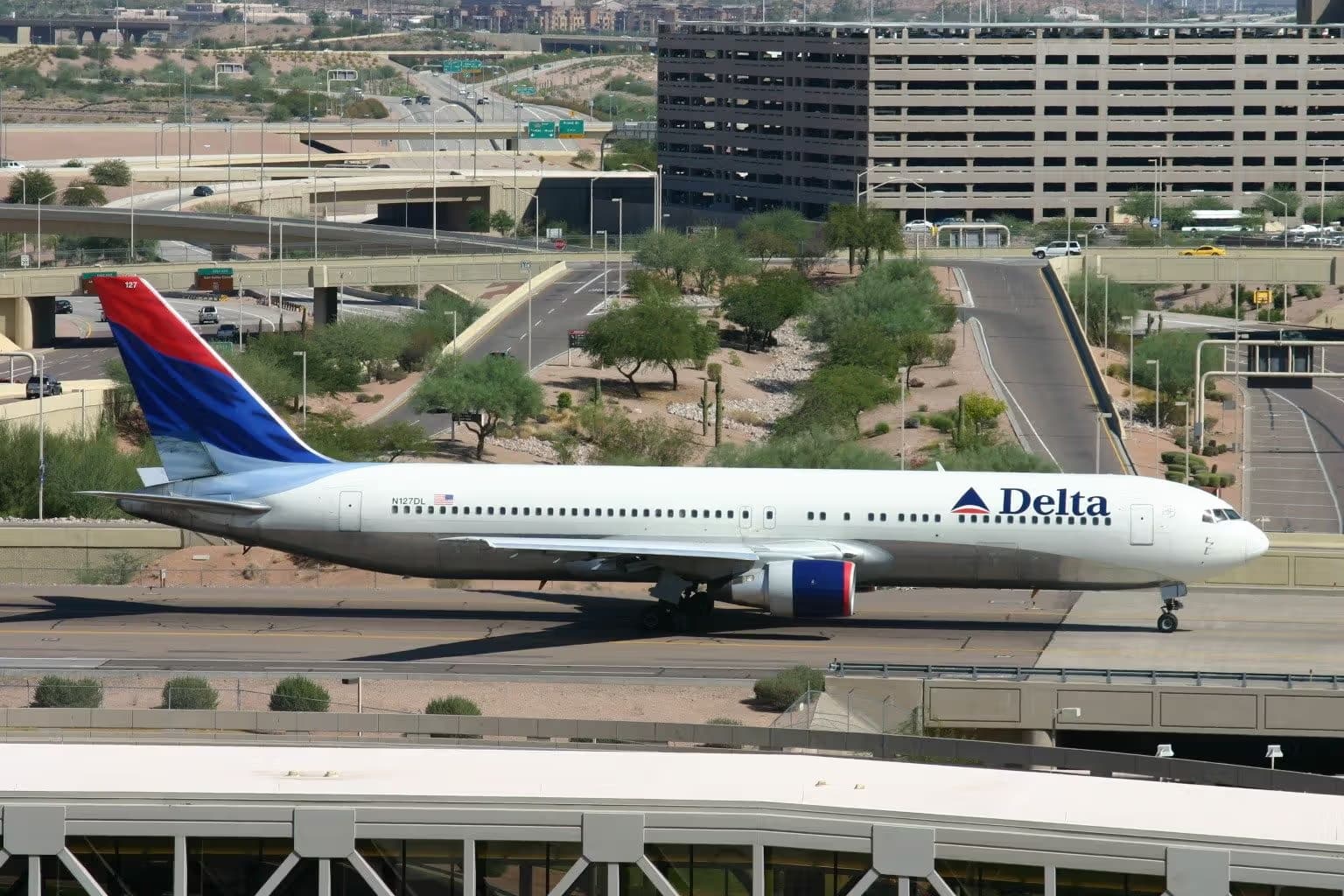 N127DL — Twin-engine aircraft