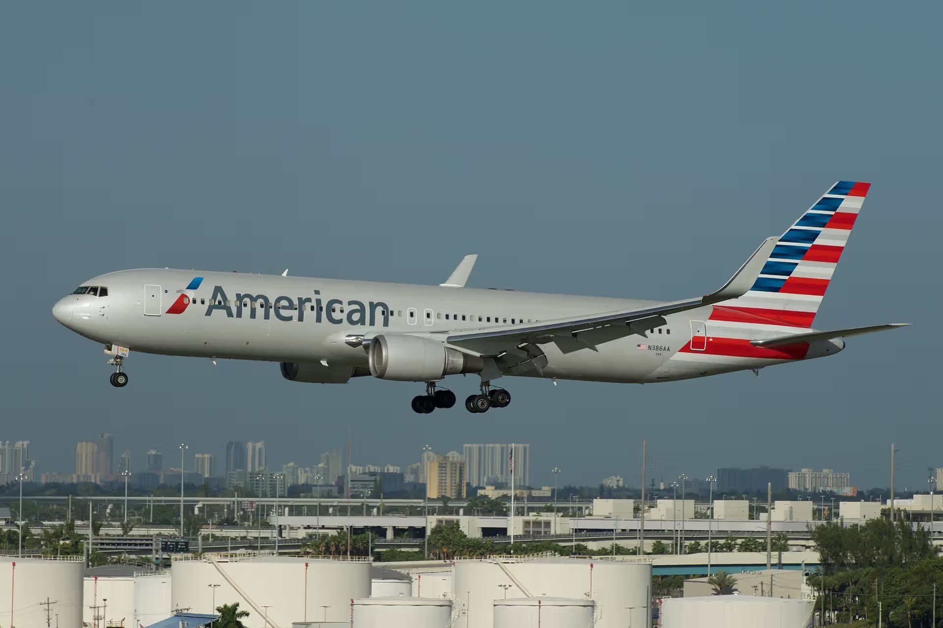 N386AA — Twin-engine aircraft