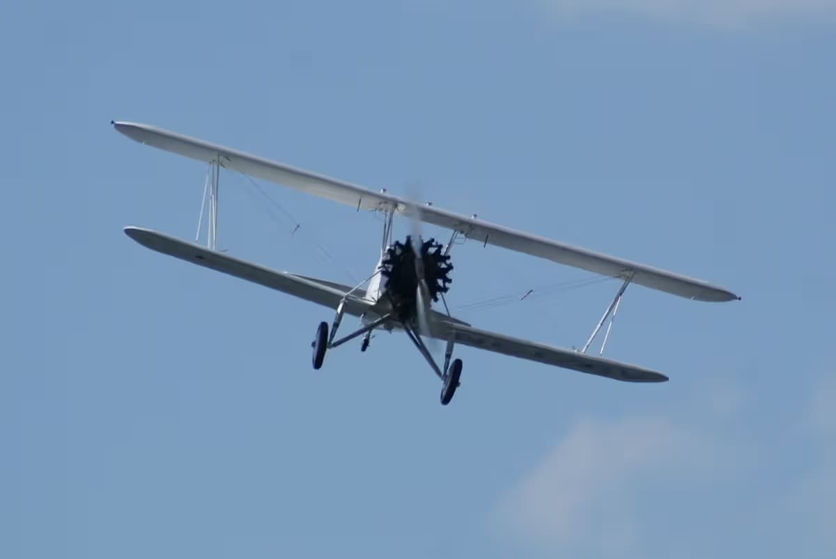 Unidentified — Single-engine aircraft