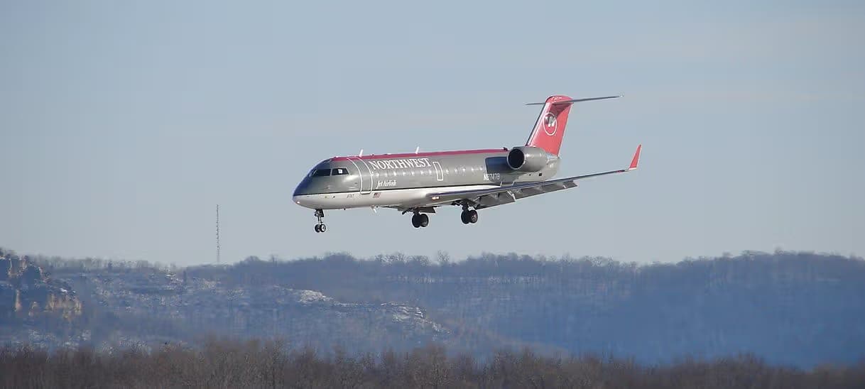 N8747B — Twin-engine aircraft
