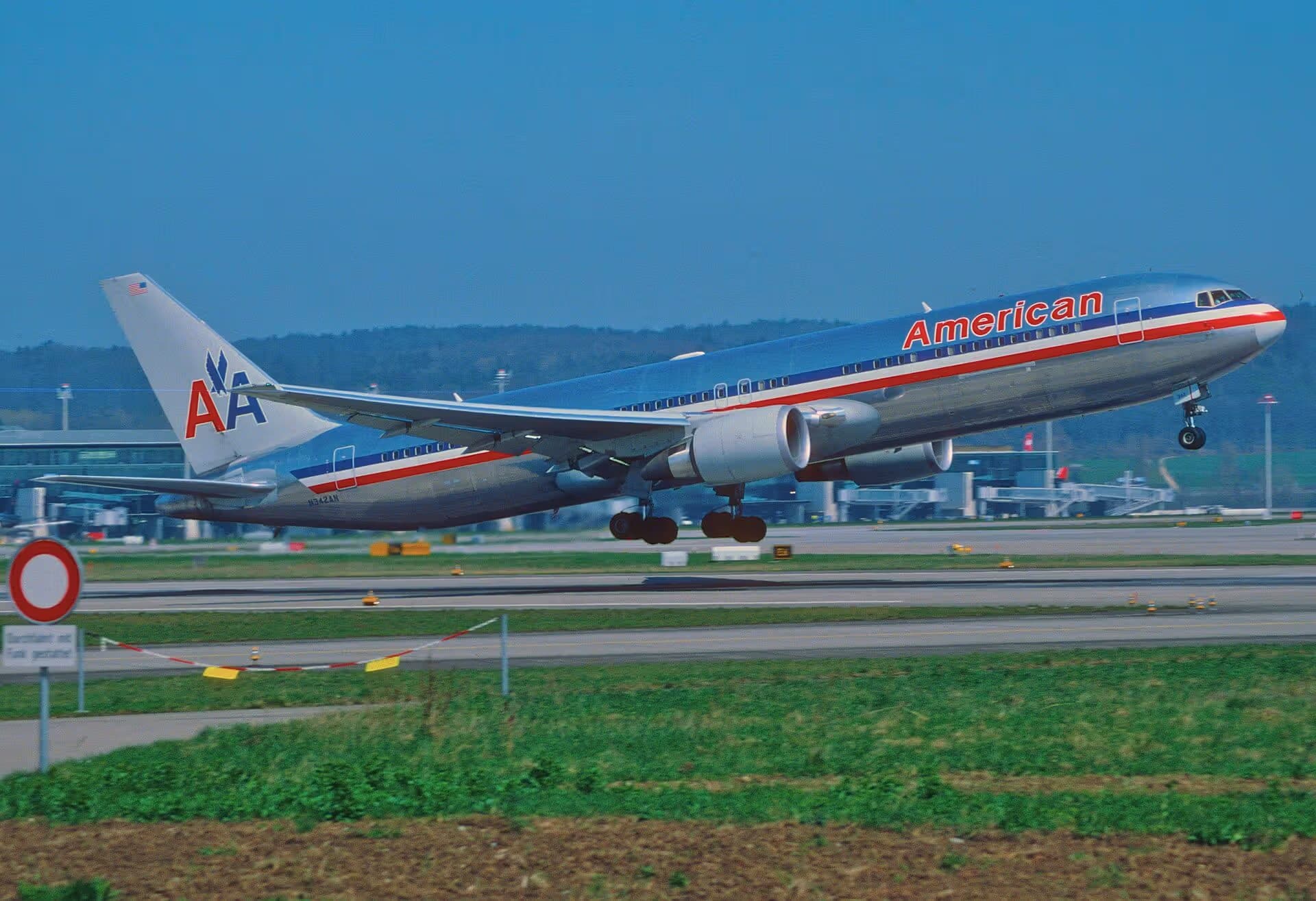 N342AN — Twin-engine aircraft
