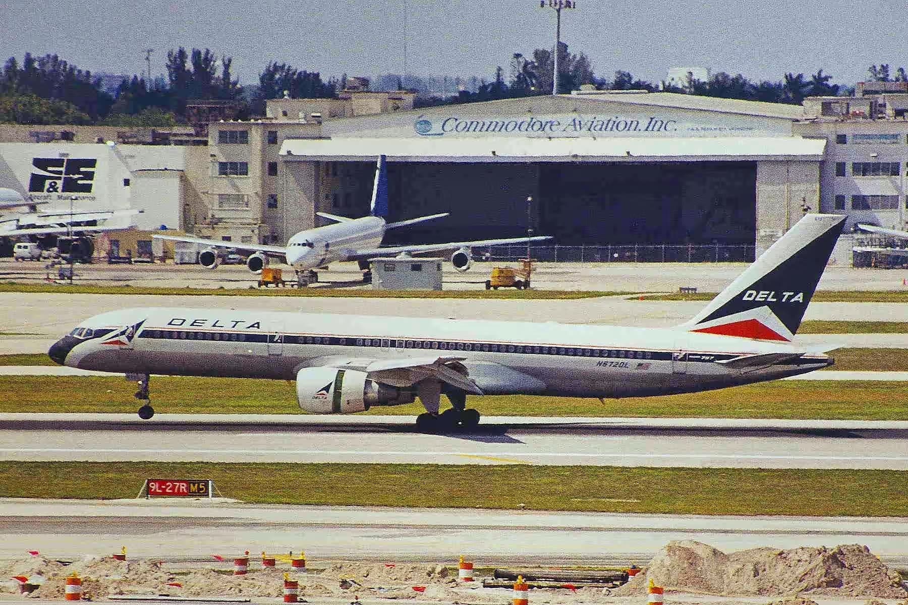 N672DL — Twin-engine aircraft