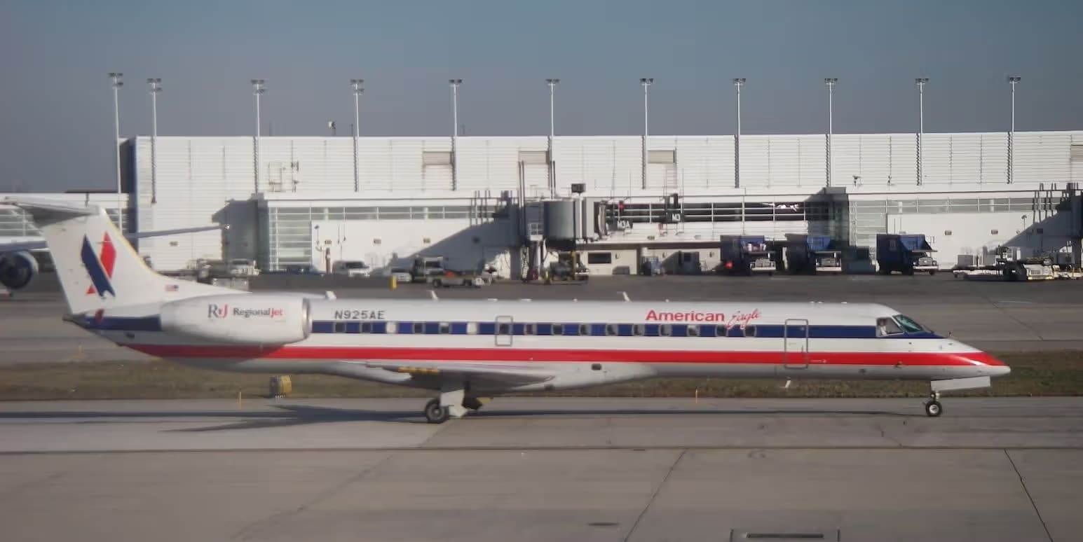 N925AE — Embraer at Midway Airport