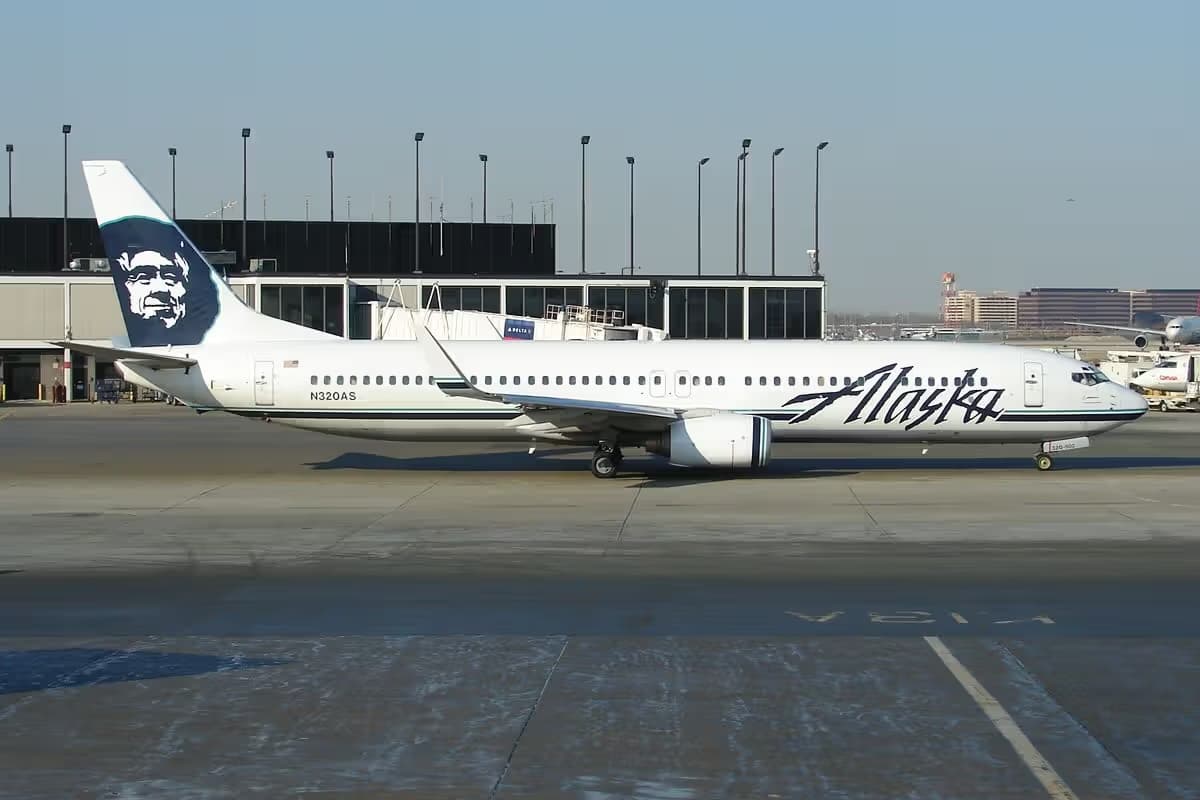 N320AS — Boeing