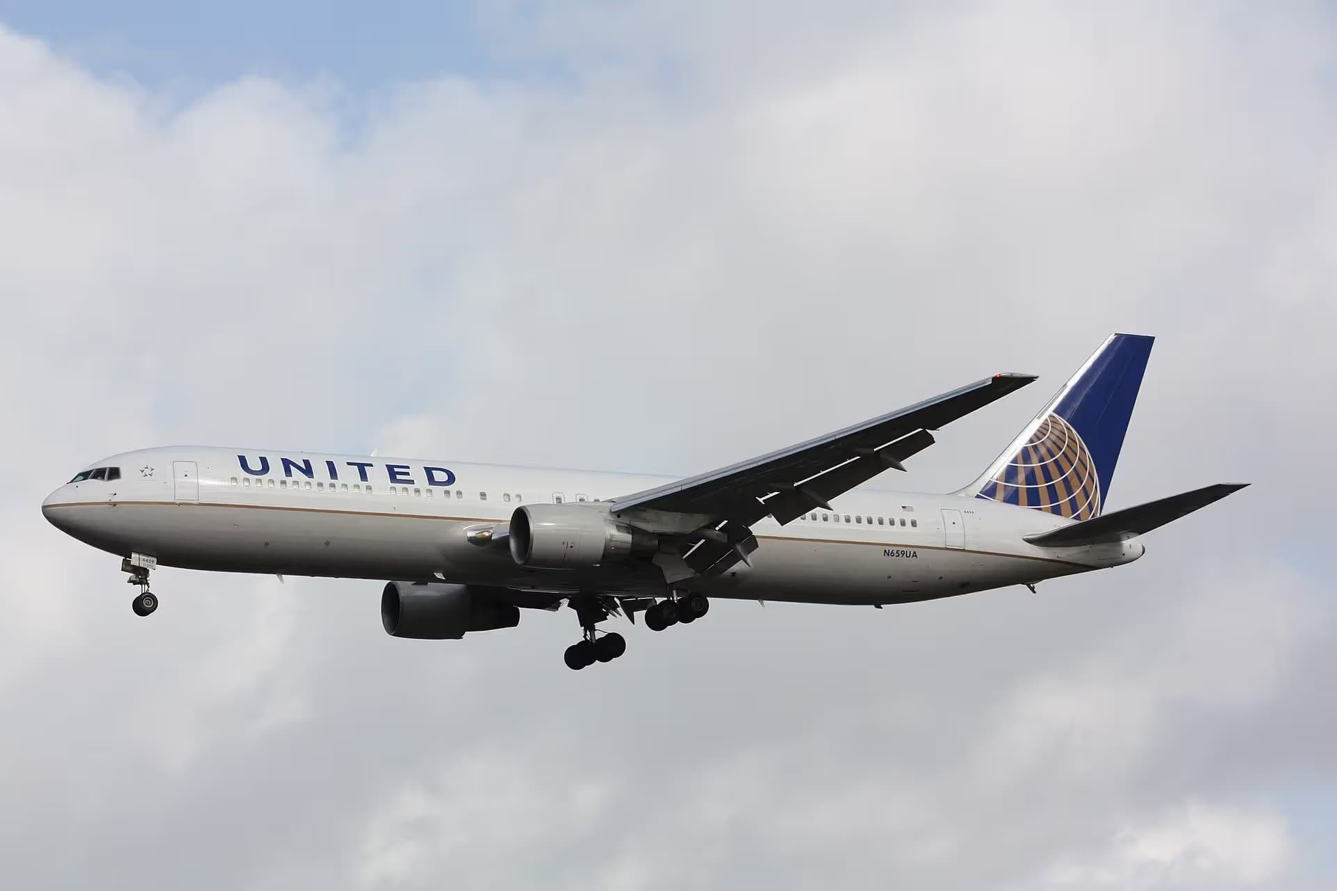 N659UA — Twin-engine aircraft