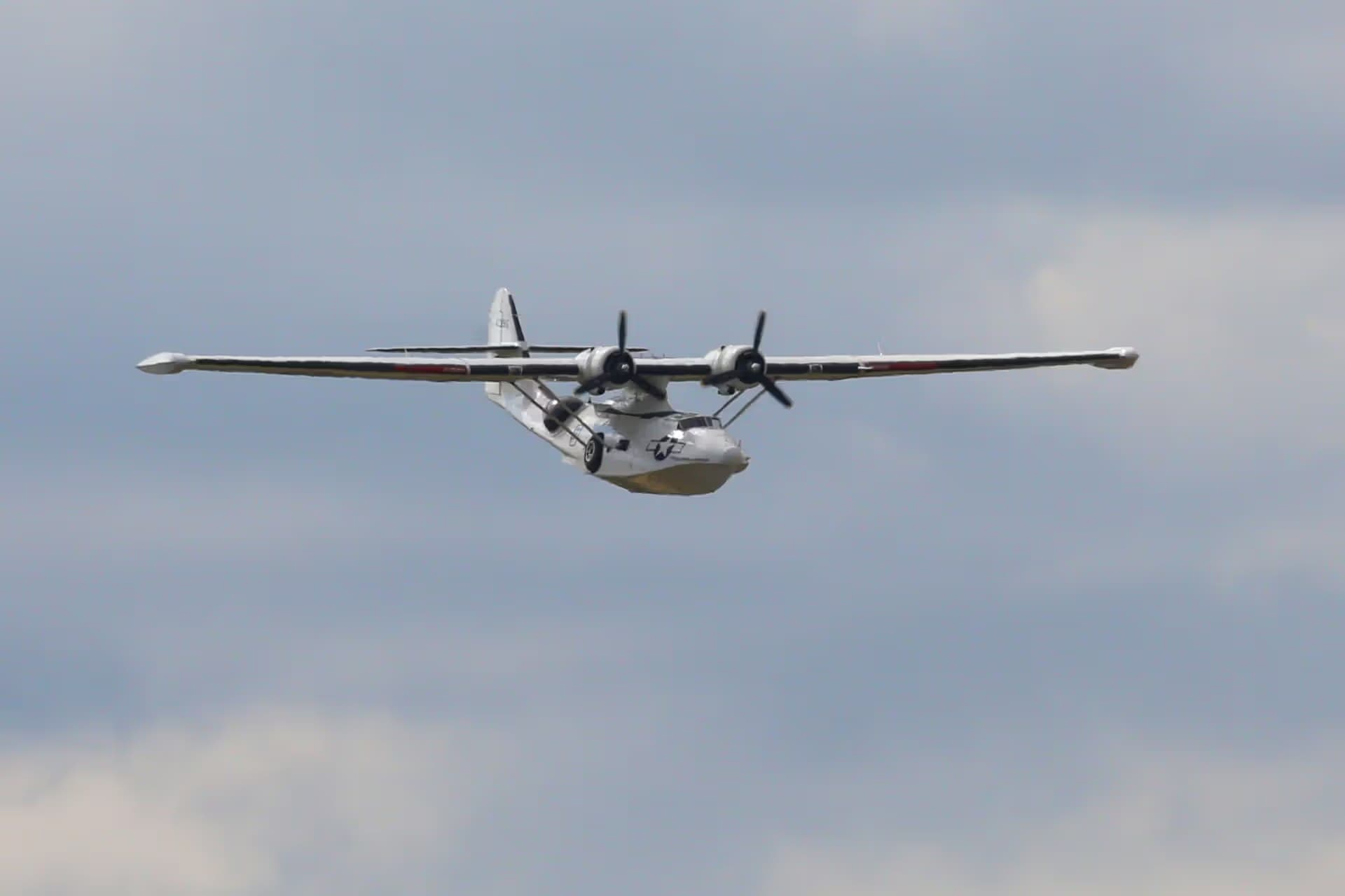 Unidentified — Twin-engine aircraft