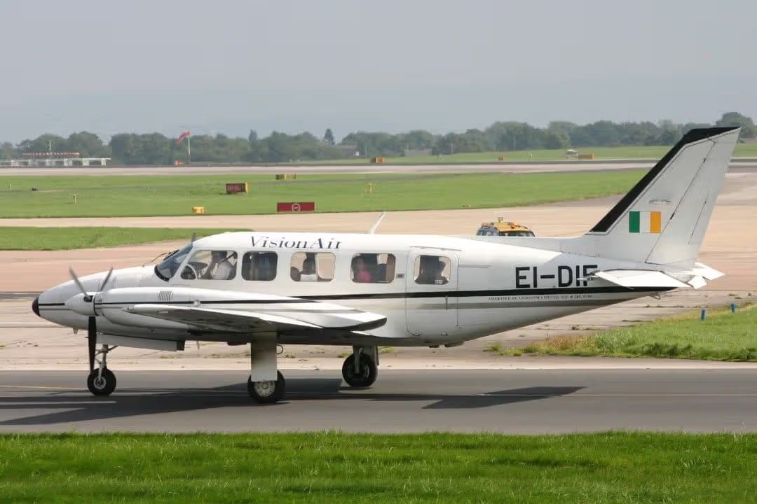 EI-DIF — Twin-engine aircraft