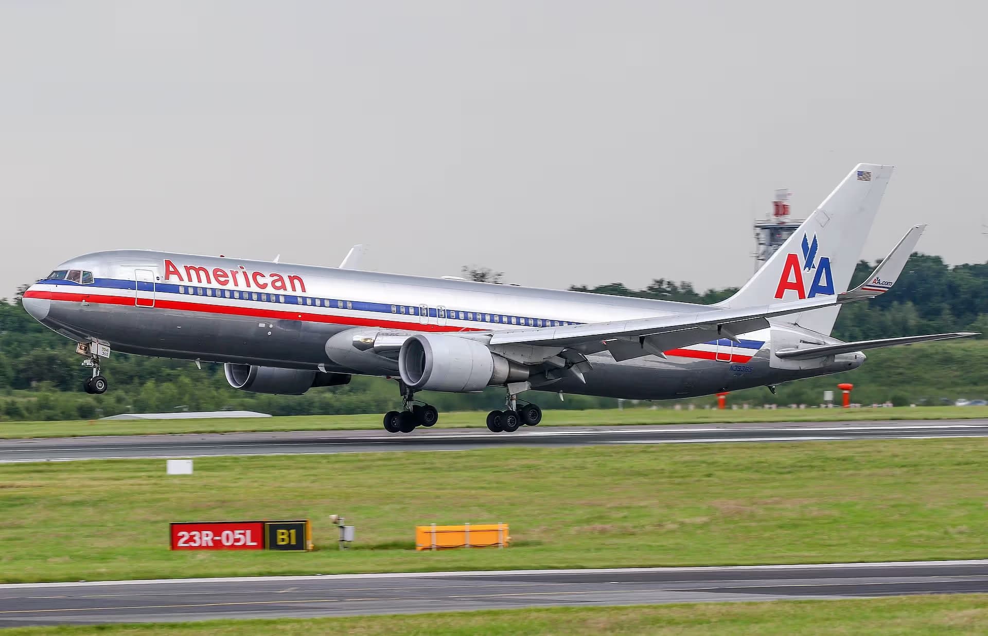 N39365 — Twin-engine aircraft