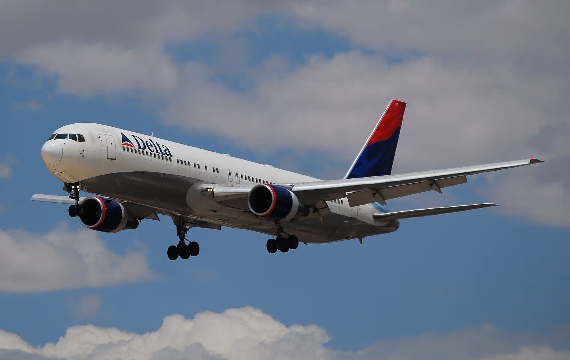 N137DL — Boeing